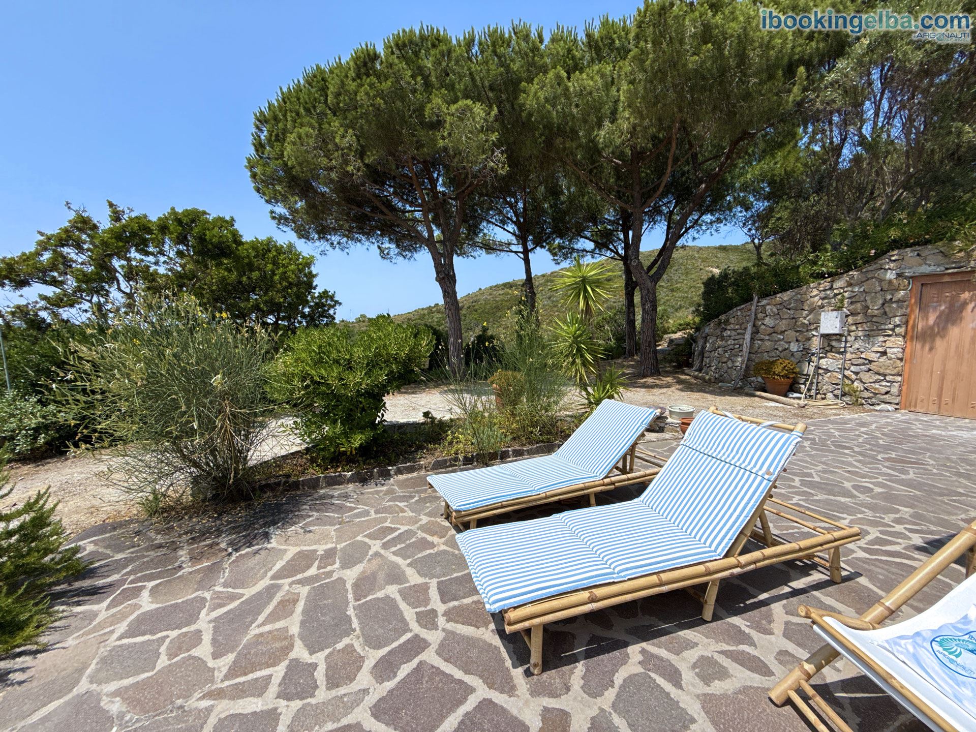 Villetta Fonza - Patio attrezzato con sdraio