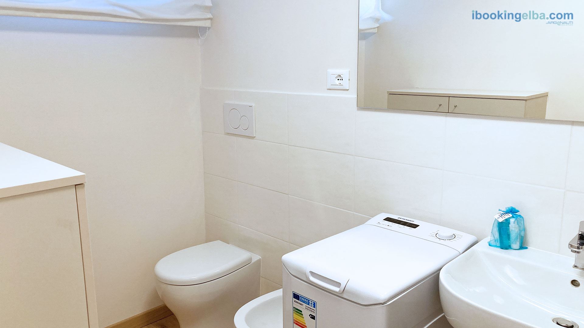 Bagno con box doccia e lavatrice