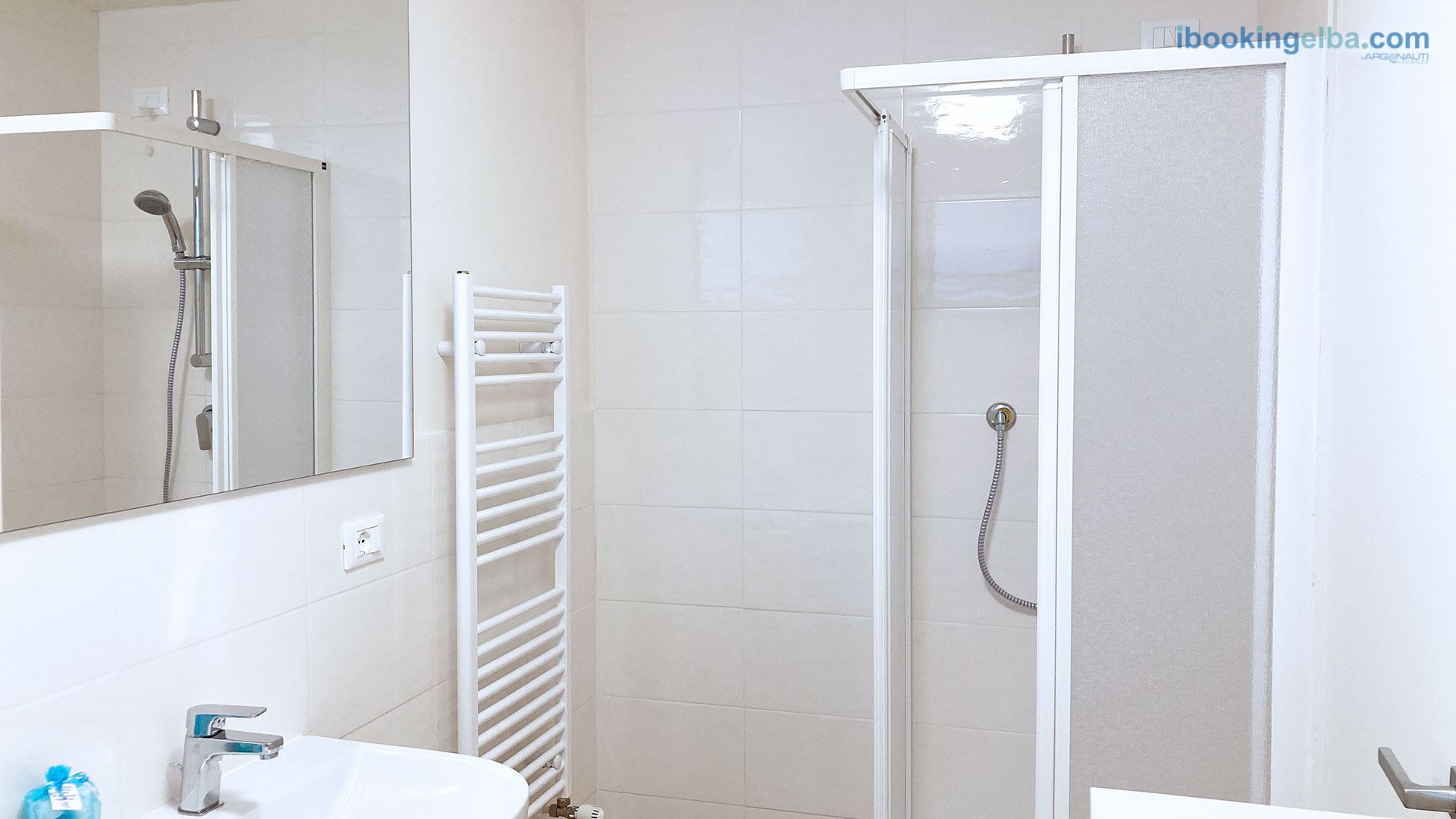 Bagno con box doccia e lavatrice