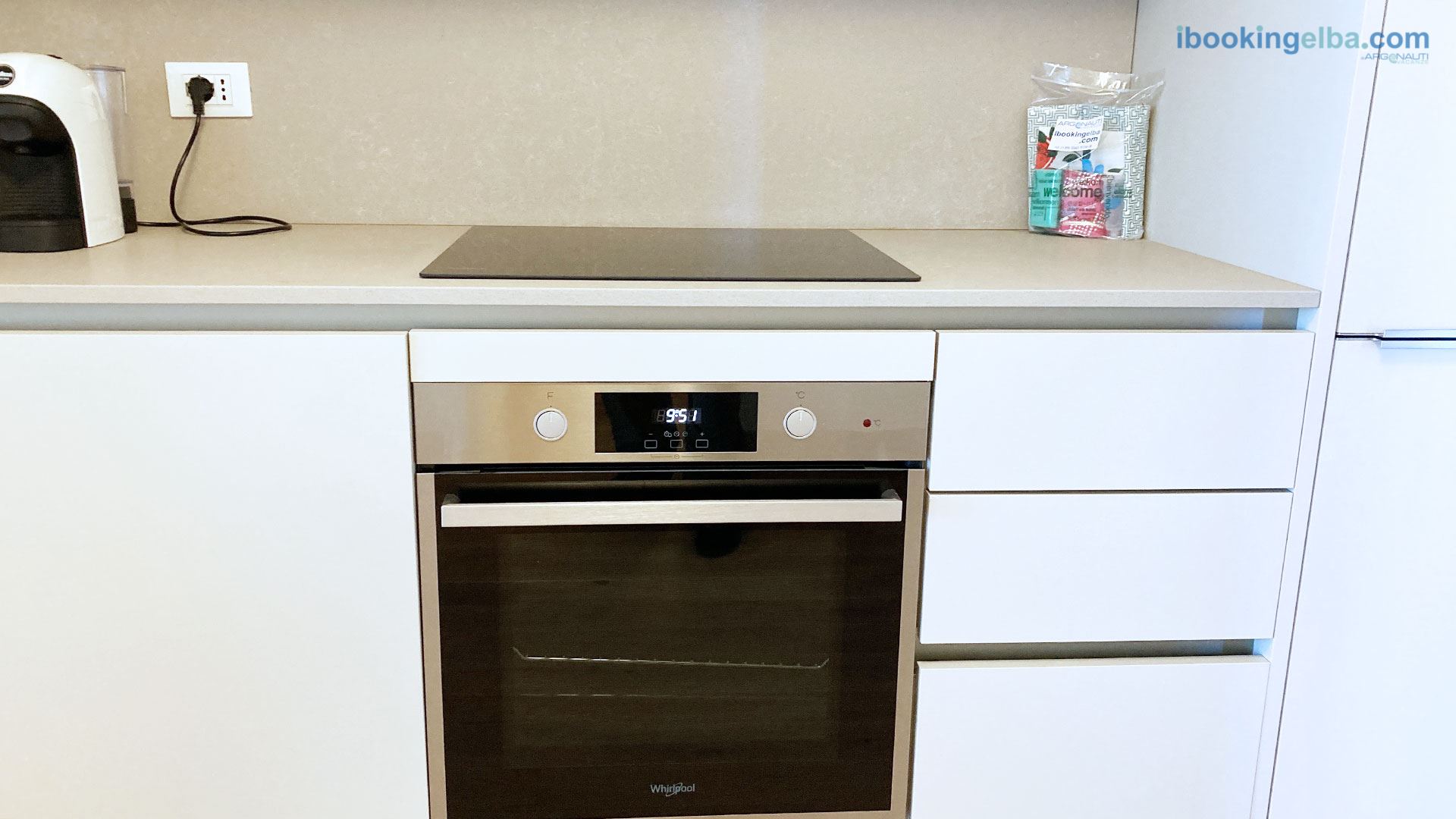 Piano ad induzione, forno e macchina caffè Lavazza a modo mio