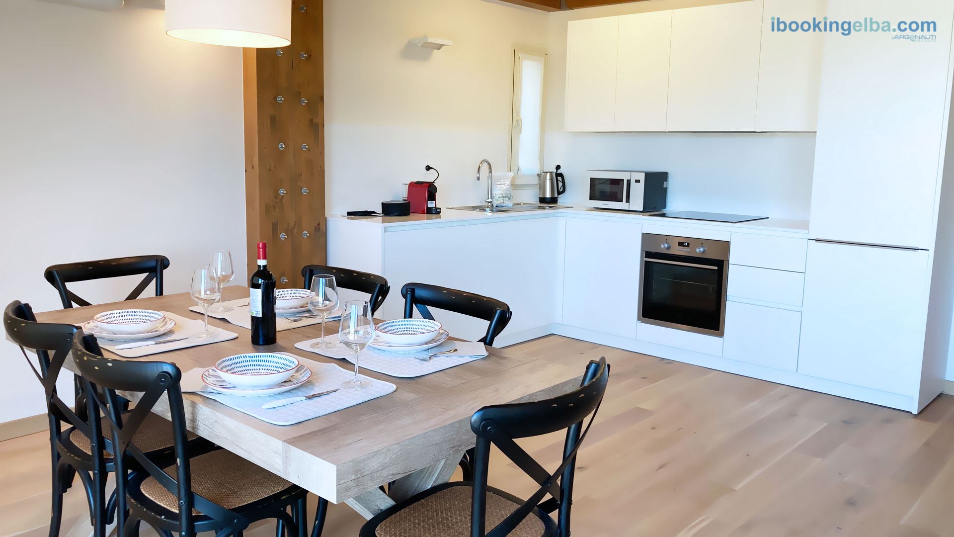 Zona pranzo - Angolo cottura piano a induzione- Fronte Mare Suites - Quadrilocale (E)