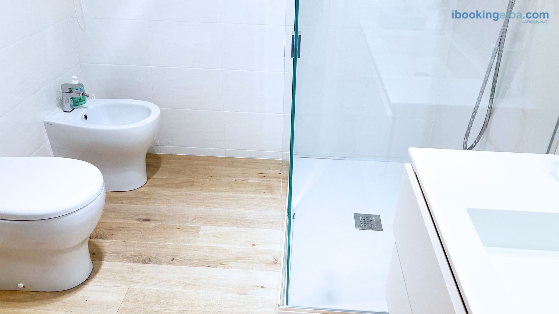 Bagno con Box Doccia - Fronte Mare Suites - Quadrilocale (E)