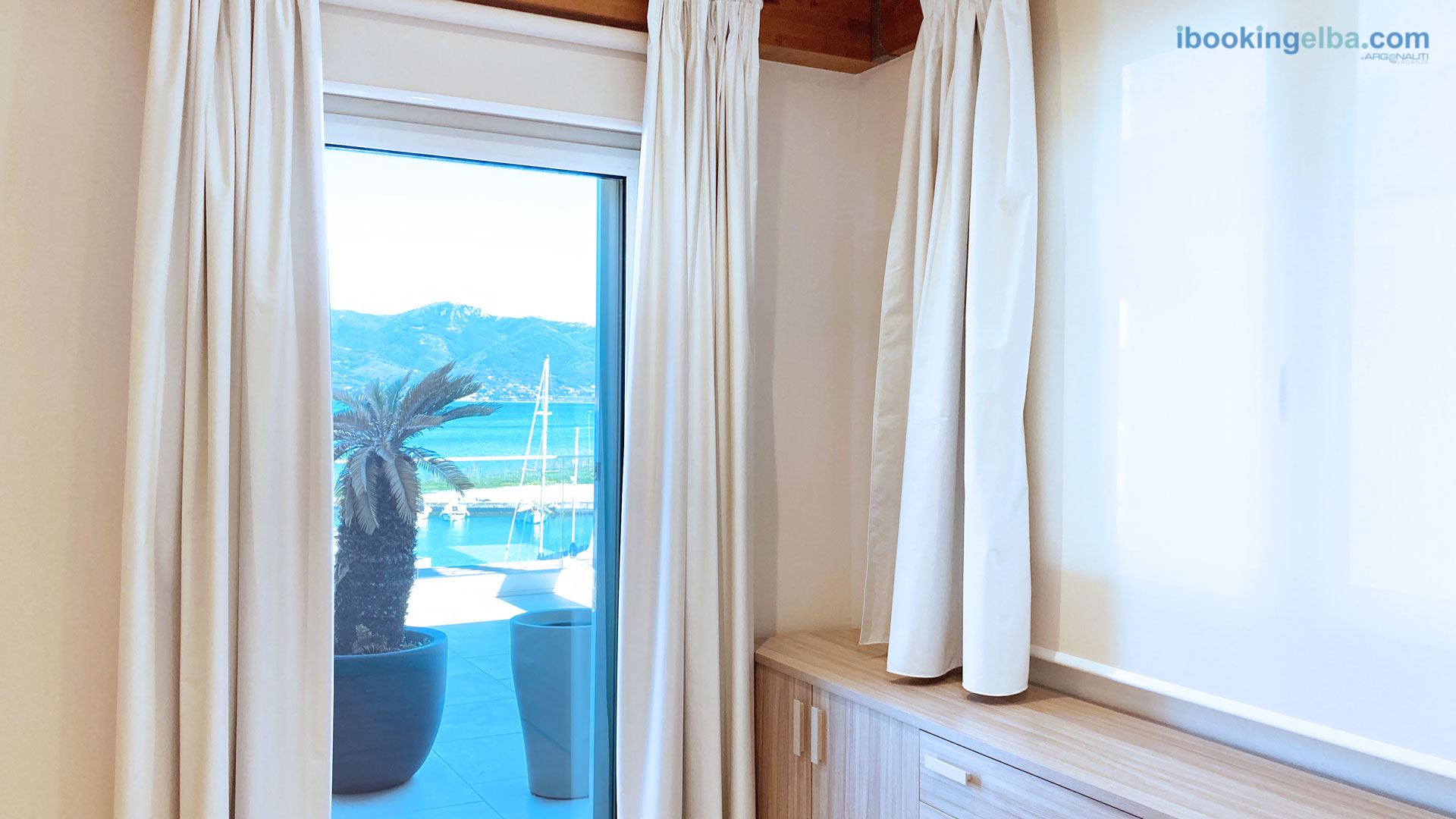 Camera con Divano letto matrimoniale e Vista mare Laterale - Fronte Mare Suites - Quadrilocale (E)