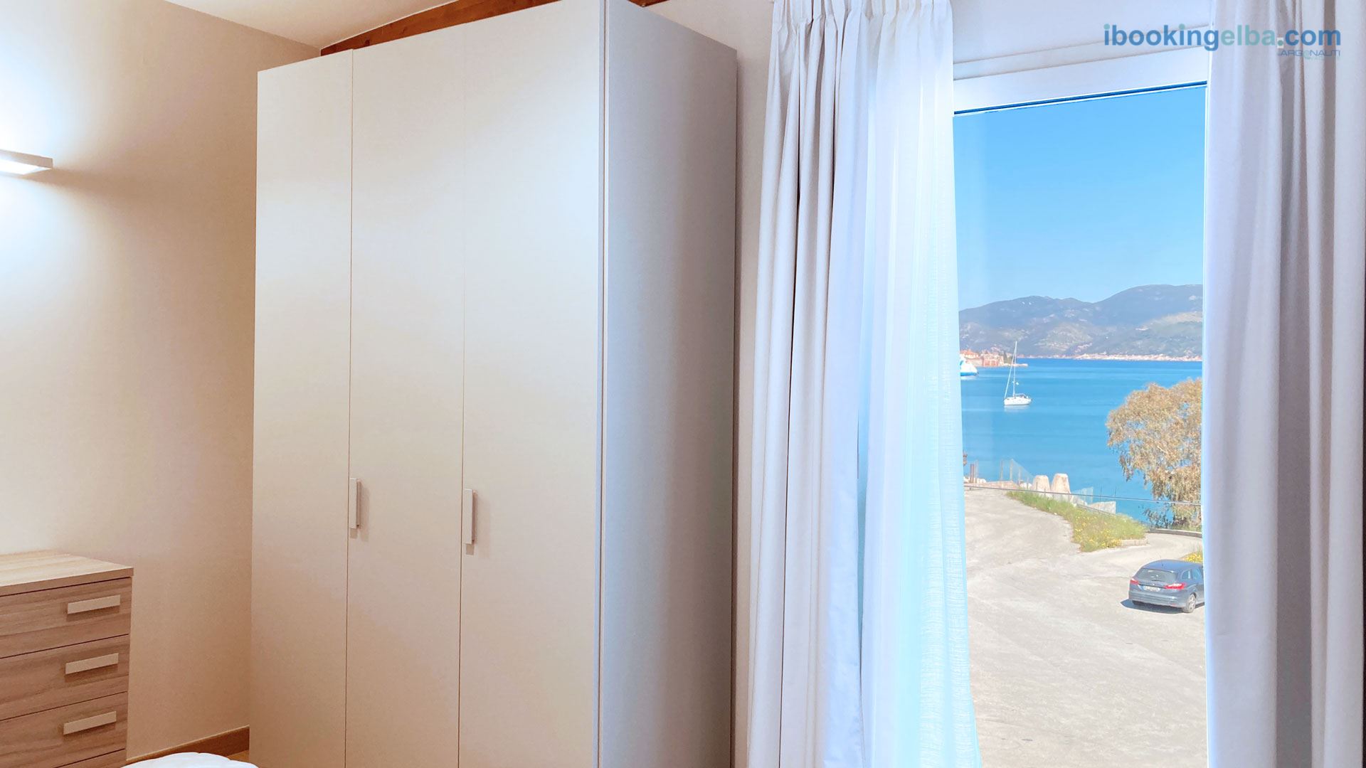 Camera con Divano letto matrimoniale e Vista mare Laterale - Fronte Mare Suites - Quadrilocale (E)