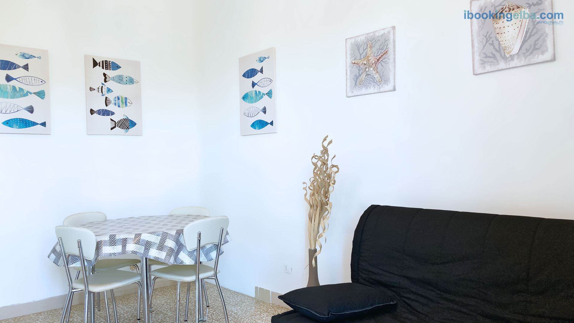 Casa Gioia (2) - Soggiorno - tavolo da pranzo e divano letto matrimoniale