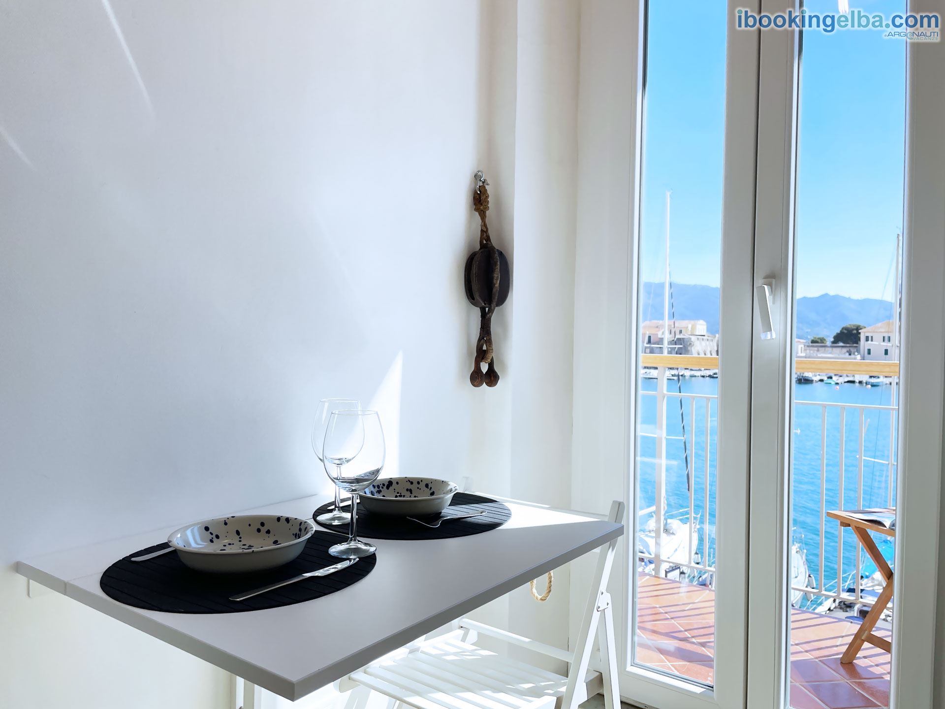 La Goletta - zona pranzo con tavolino a scomparsa