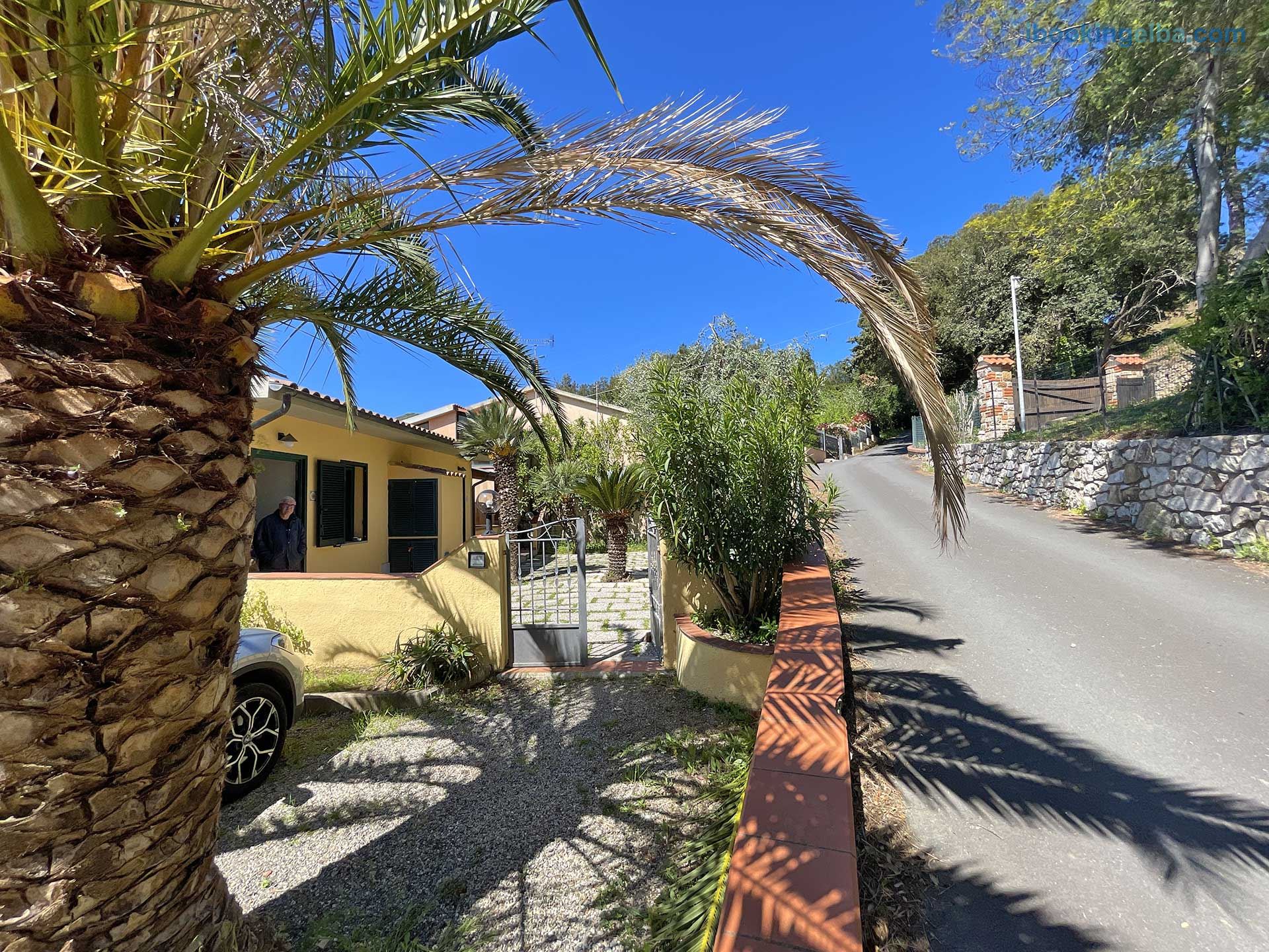 La Casina di Gràssera - Ingresso e strada per Rio nell' Elba