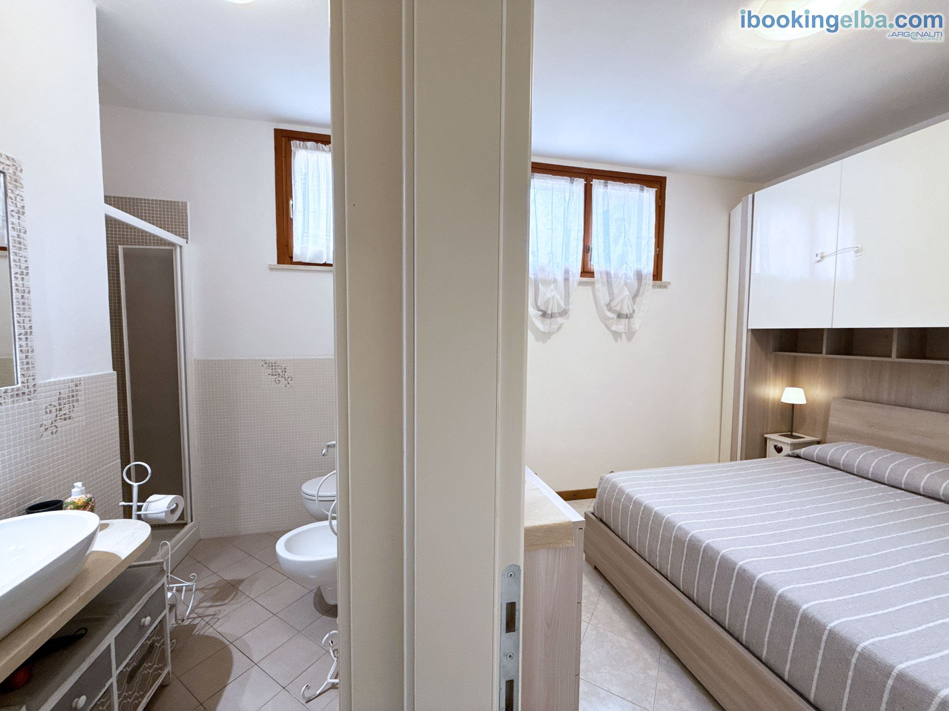 Home Camy -Vista della camera e del bagno dal corridoio