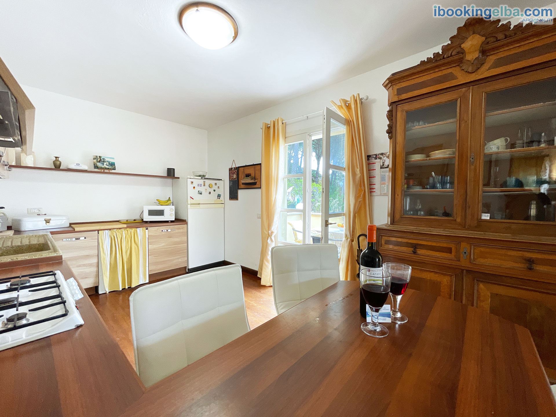Casa Kennedy - Cucina open space con ingresso al terrazzo