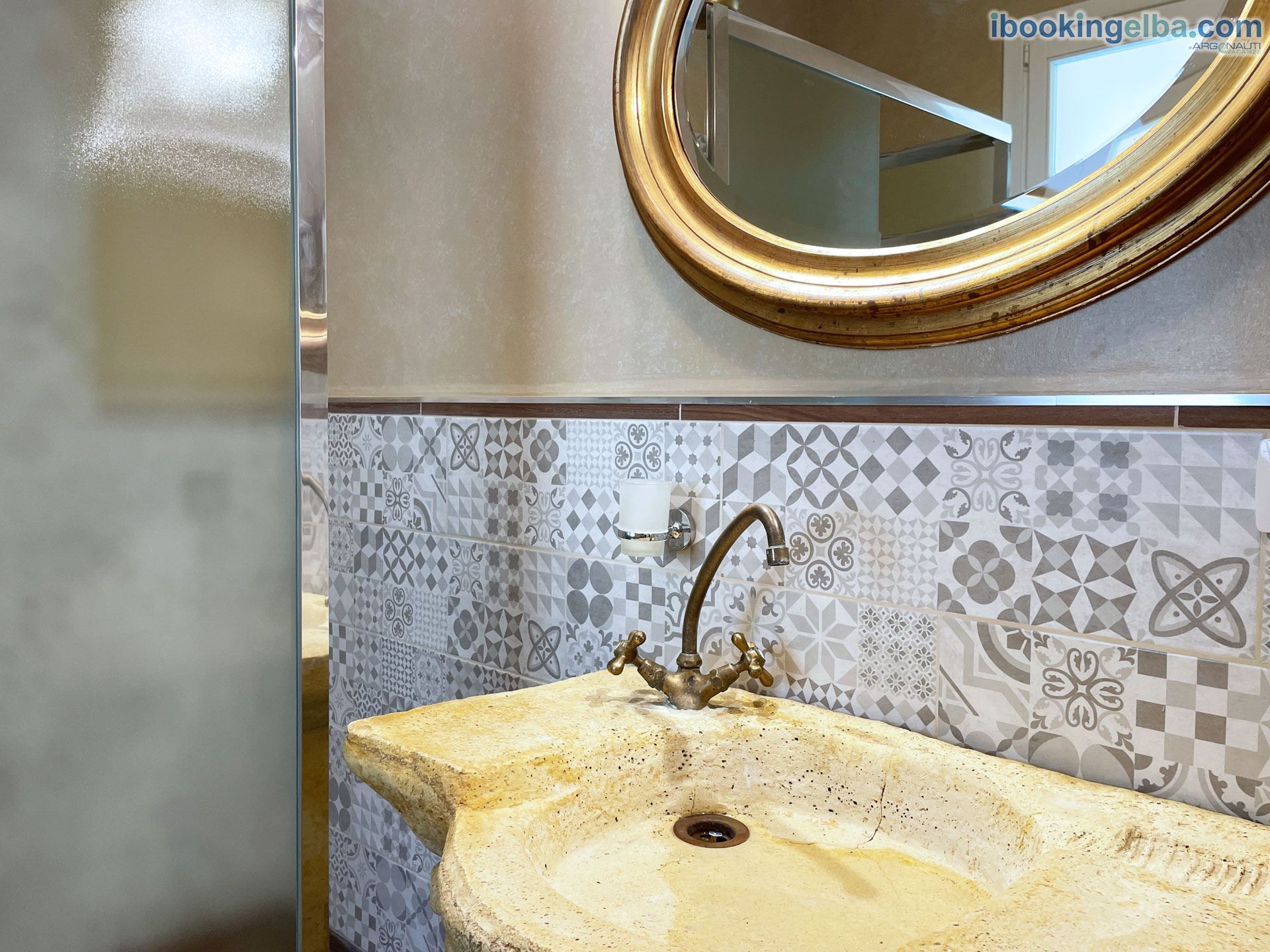 Casa Kennedy - Bagno con box doccia, particolare del lavabo