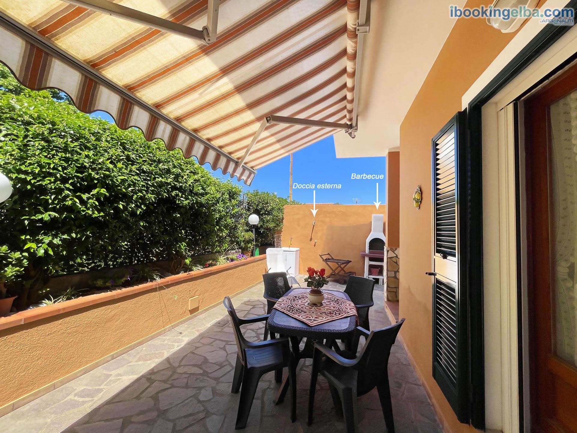 Maggy's Home - Veranda con tavolino e sedie e ingresso principale