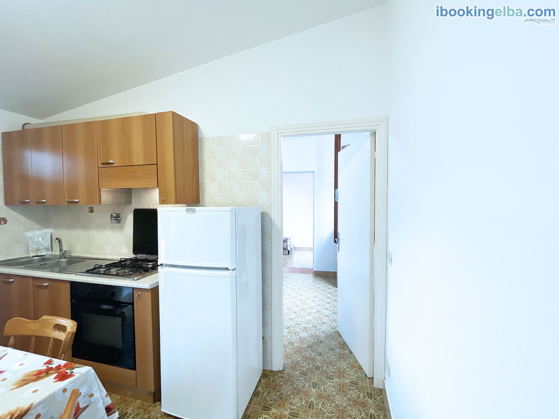Casa Andrea I Marmi - Soggiorno e ingresso alla Camera Matrimoniale e alla Camera Singola