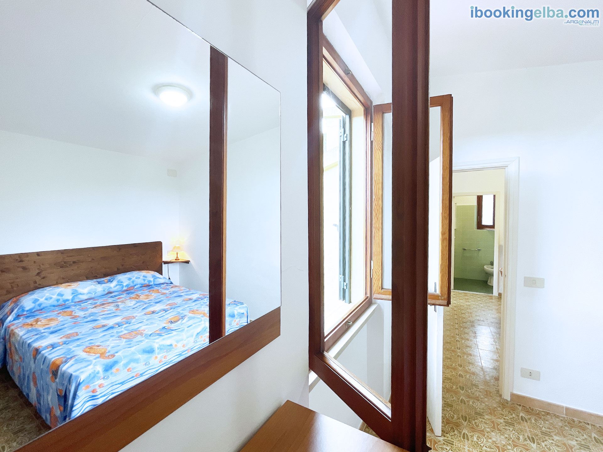 Casa Andrea I Marmi - Particolare della camera matrimoniale con ingresso nel Soggiorno