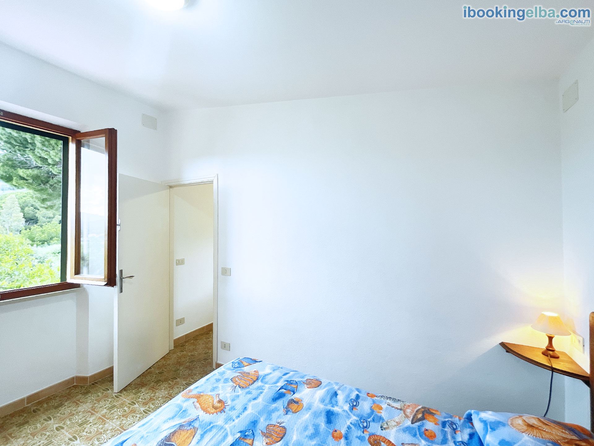 Casa Andrea I Marmi - Camera Matrimoniale con ingresso nel Soggiorno