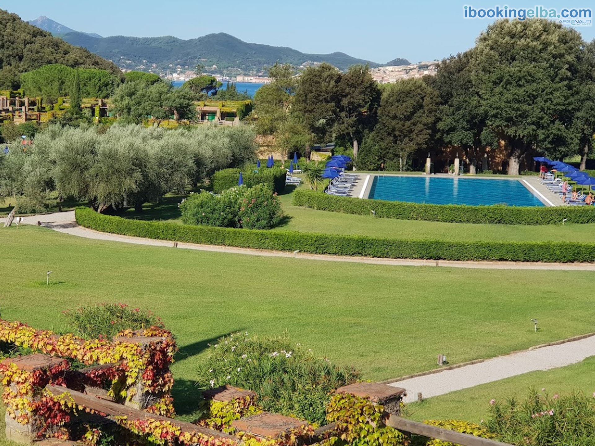 Sant'Anna del Volterraio - Papaveri (7) - Vista panoramica sulla piscina