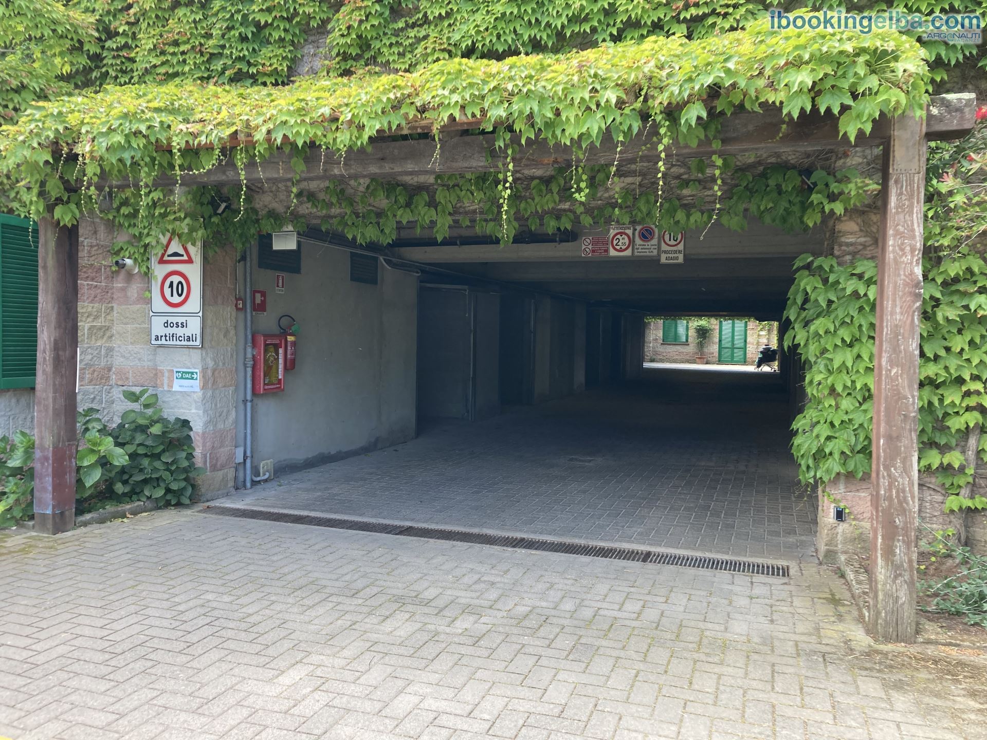 Sant'Anna del Volterraio - Papaveri (7) - Ingresso ai garages
