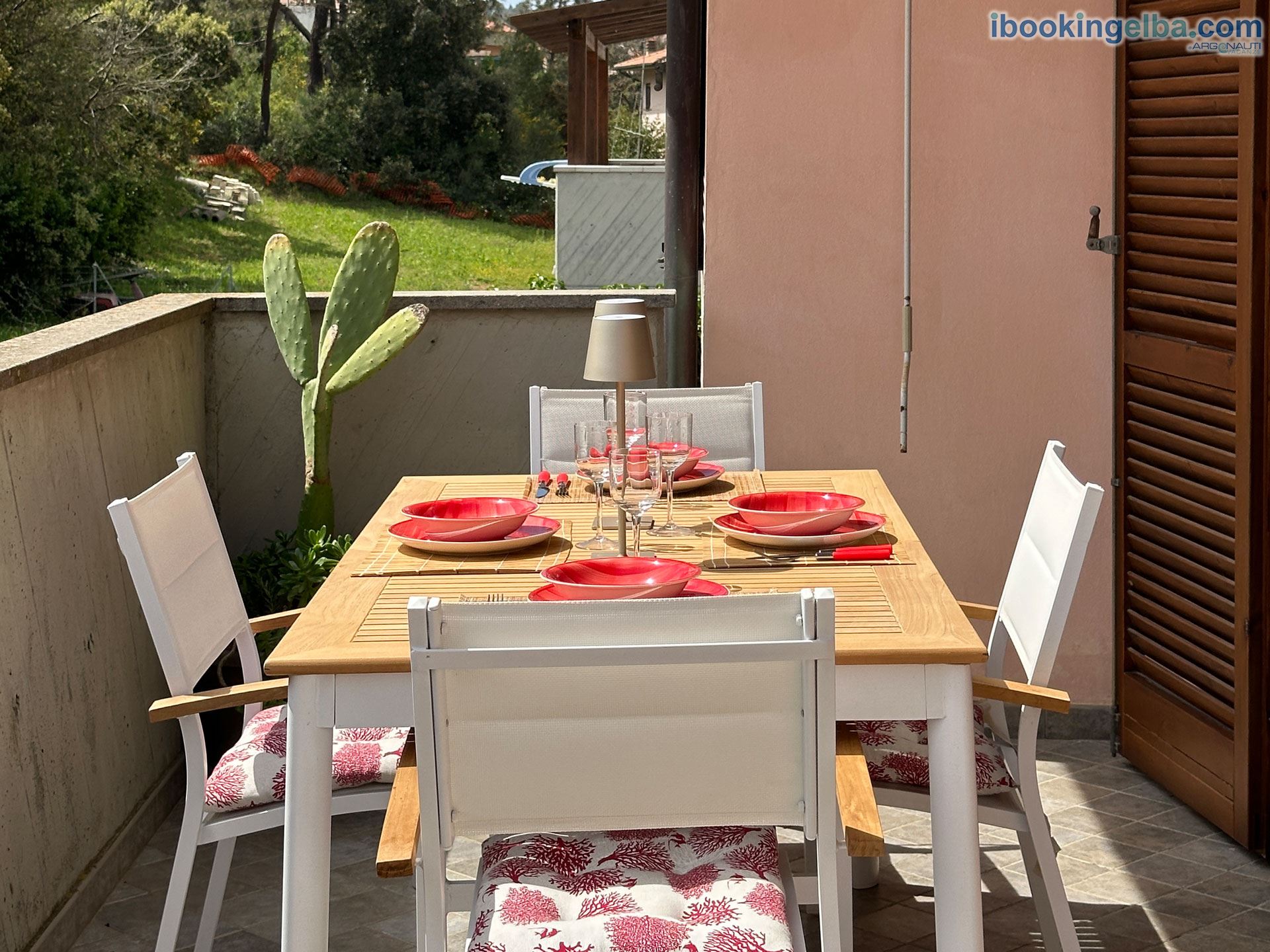 La Perla di Porto Azzurro - Terrazzo abitabile con tenda, tavolino, sedie e zona relax
