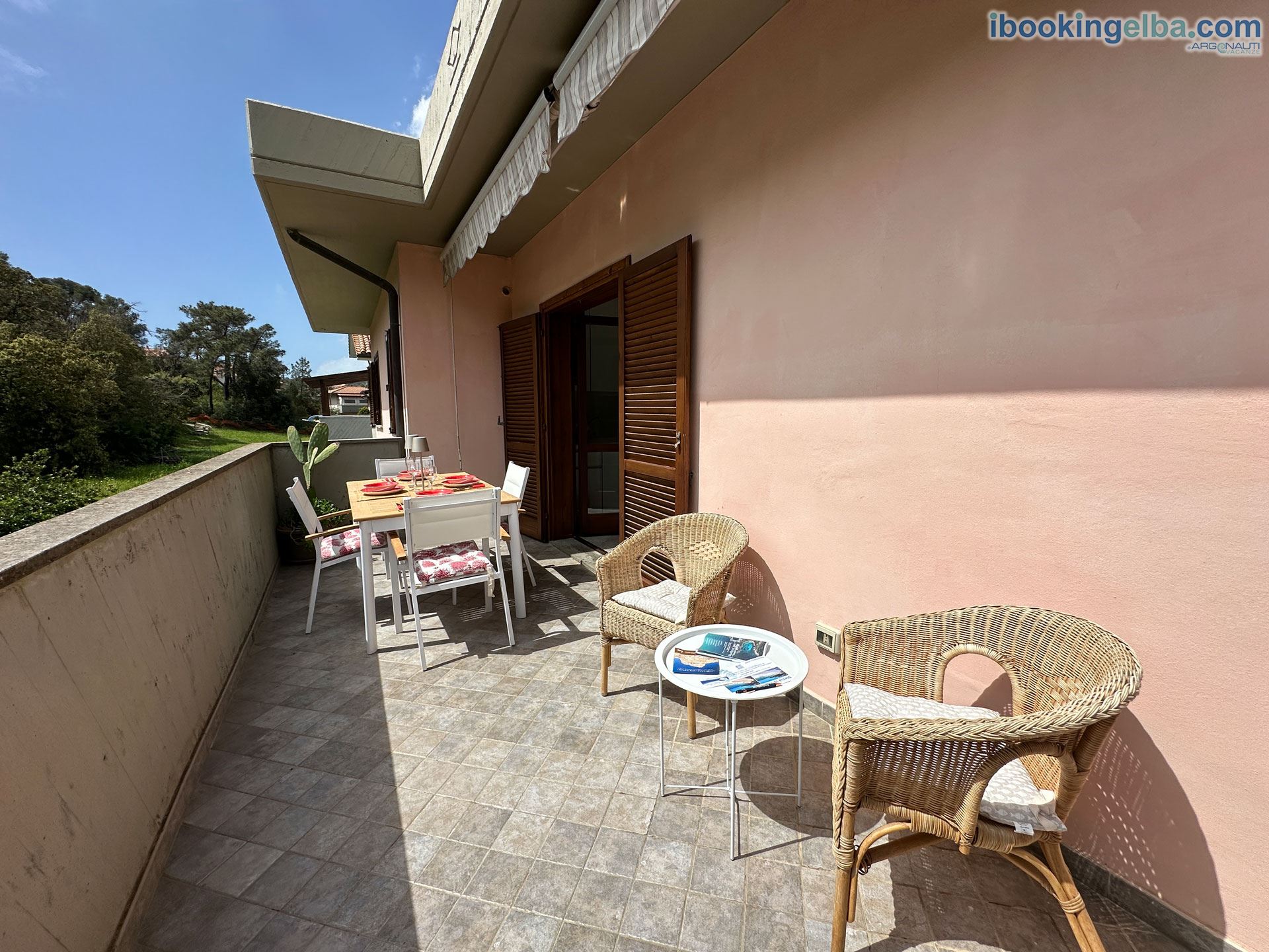 La Perla di Porto Azzurro - Terrazzo abitabile con tenda, tavolino, sedie e zona relax