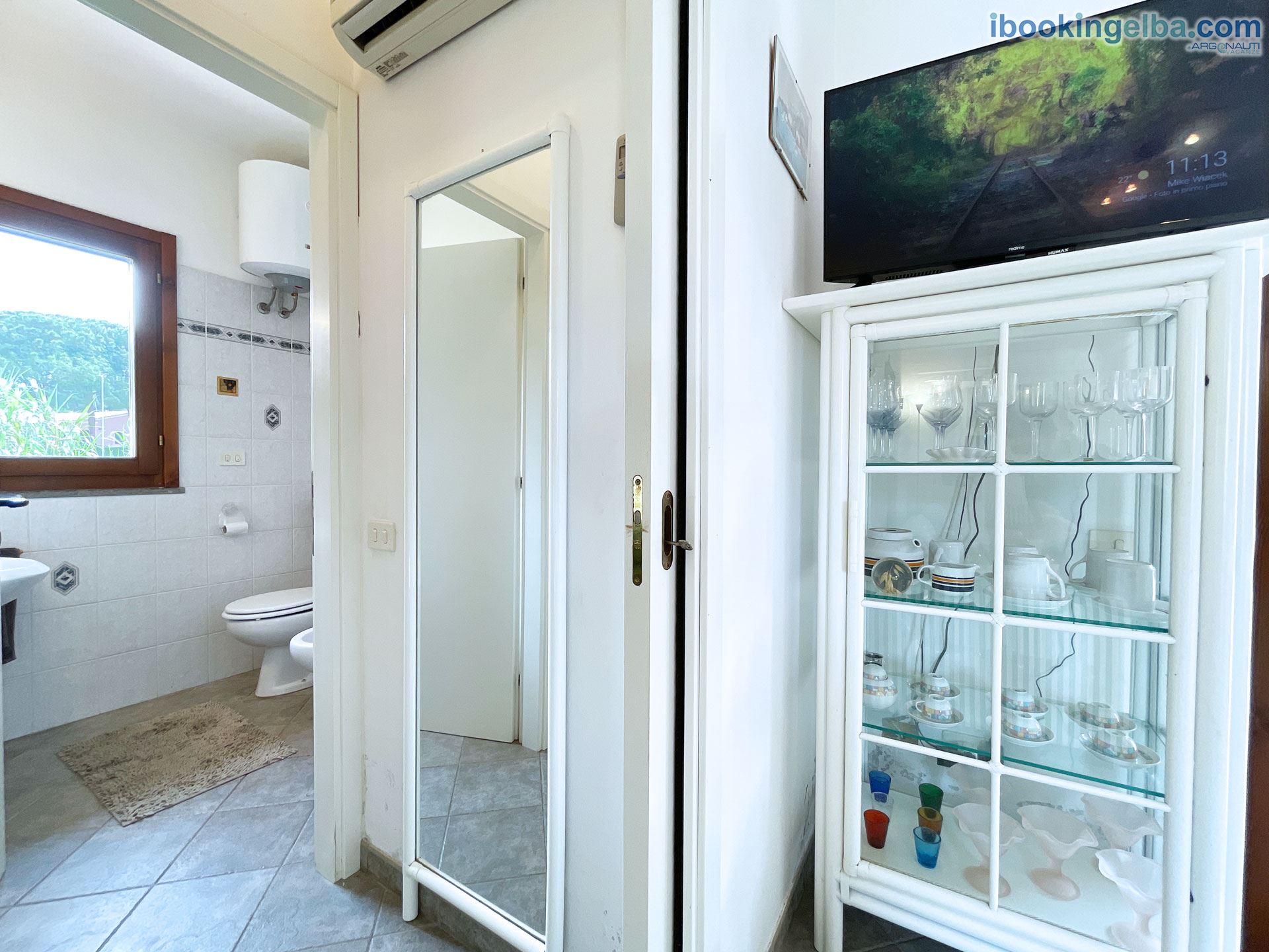 La Perla di Porto Azzurro -  Vista del Bagno con box doccia, dal corridoio