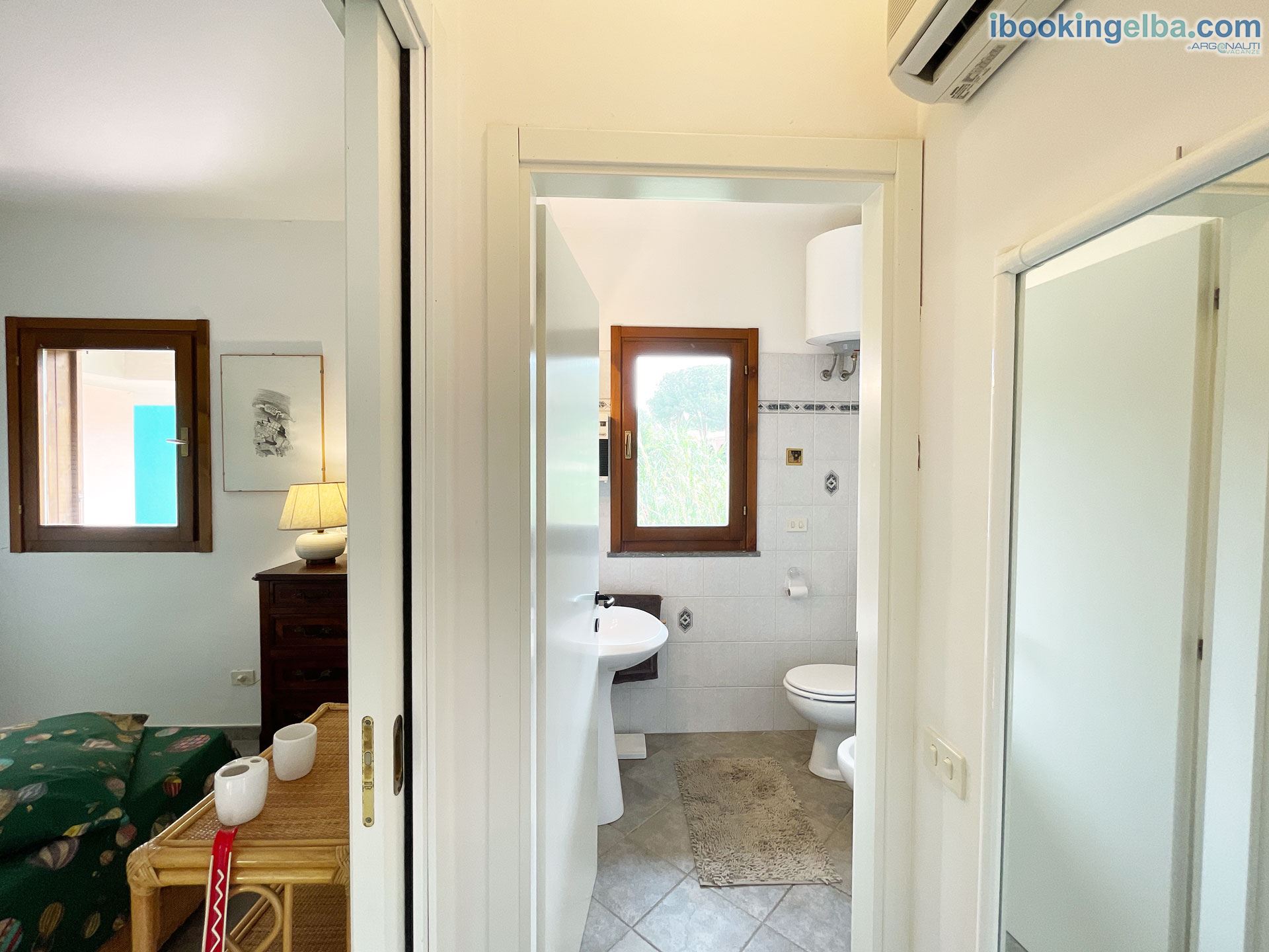 La Perla di Porto Azzurro -  Camera matrimoniale e bagno con box doccia, vista dal corridoio