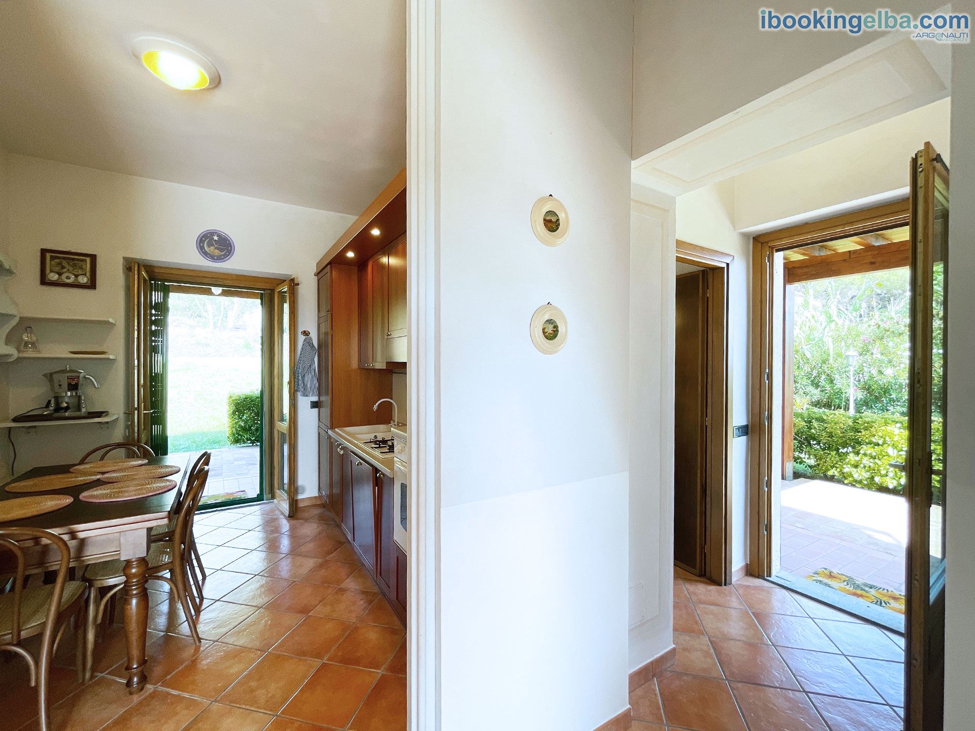 Villa Presaccia - Piano terra - Vista Cucina e corridoio Entrata Est