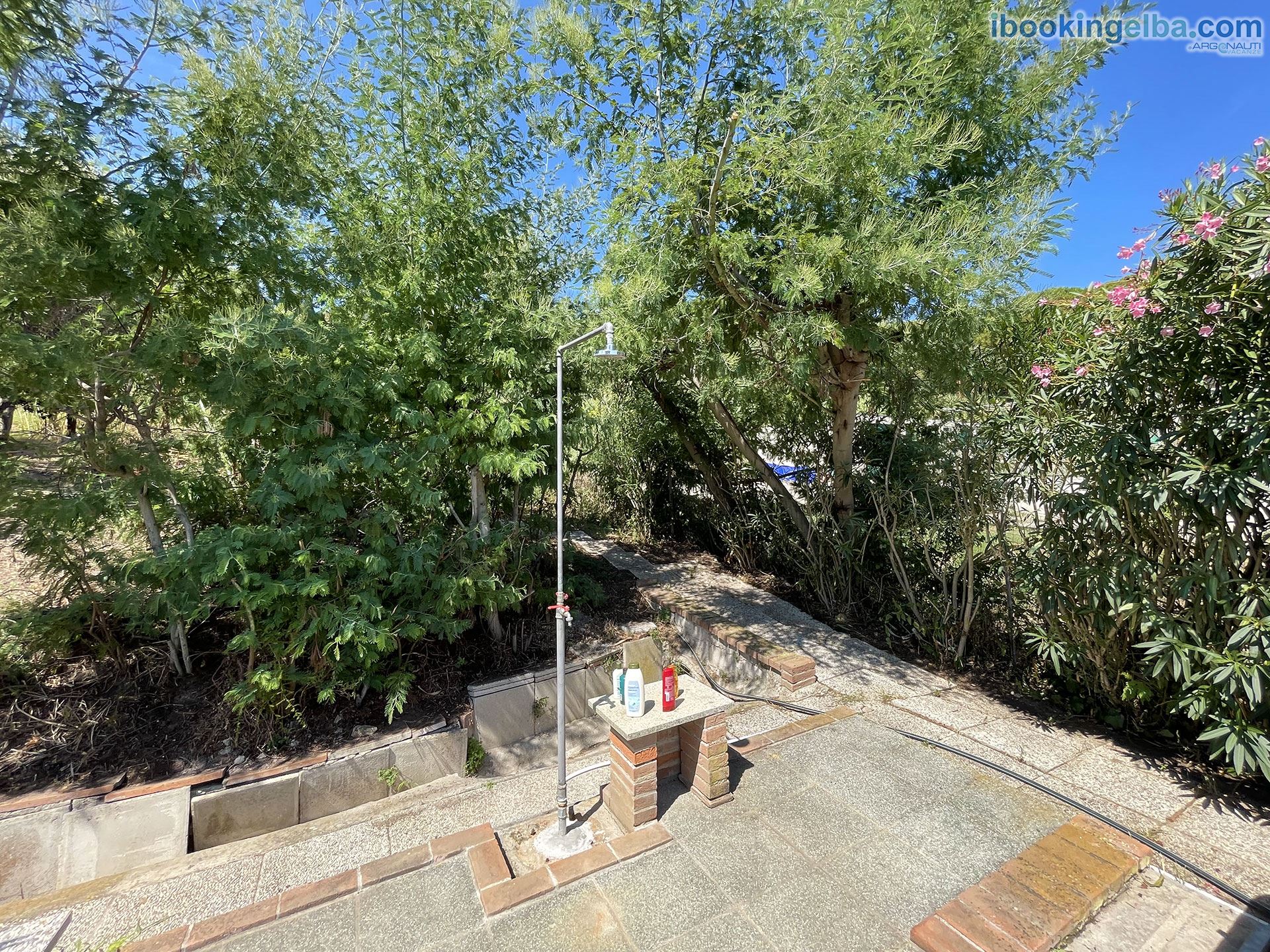 Villa Presaccia - Piano terra - Giardino con Doccia Esterna