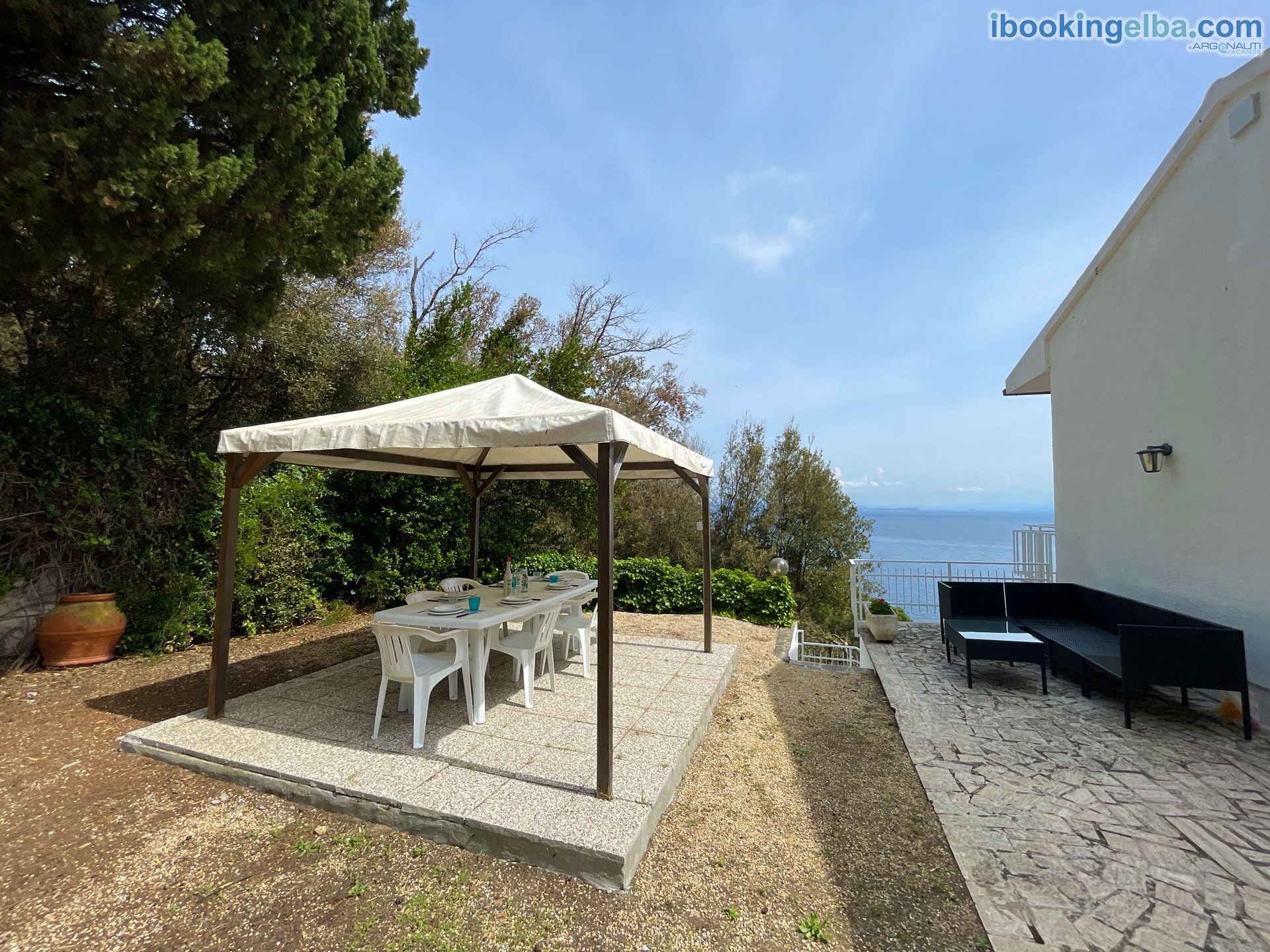 VILLA PORTICCIOLO - (primo piano) Giardino con gazebo, tavolino e sedie