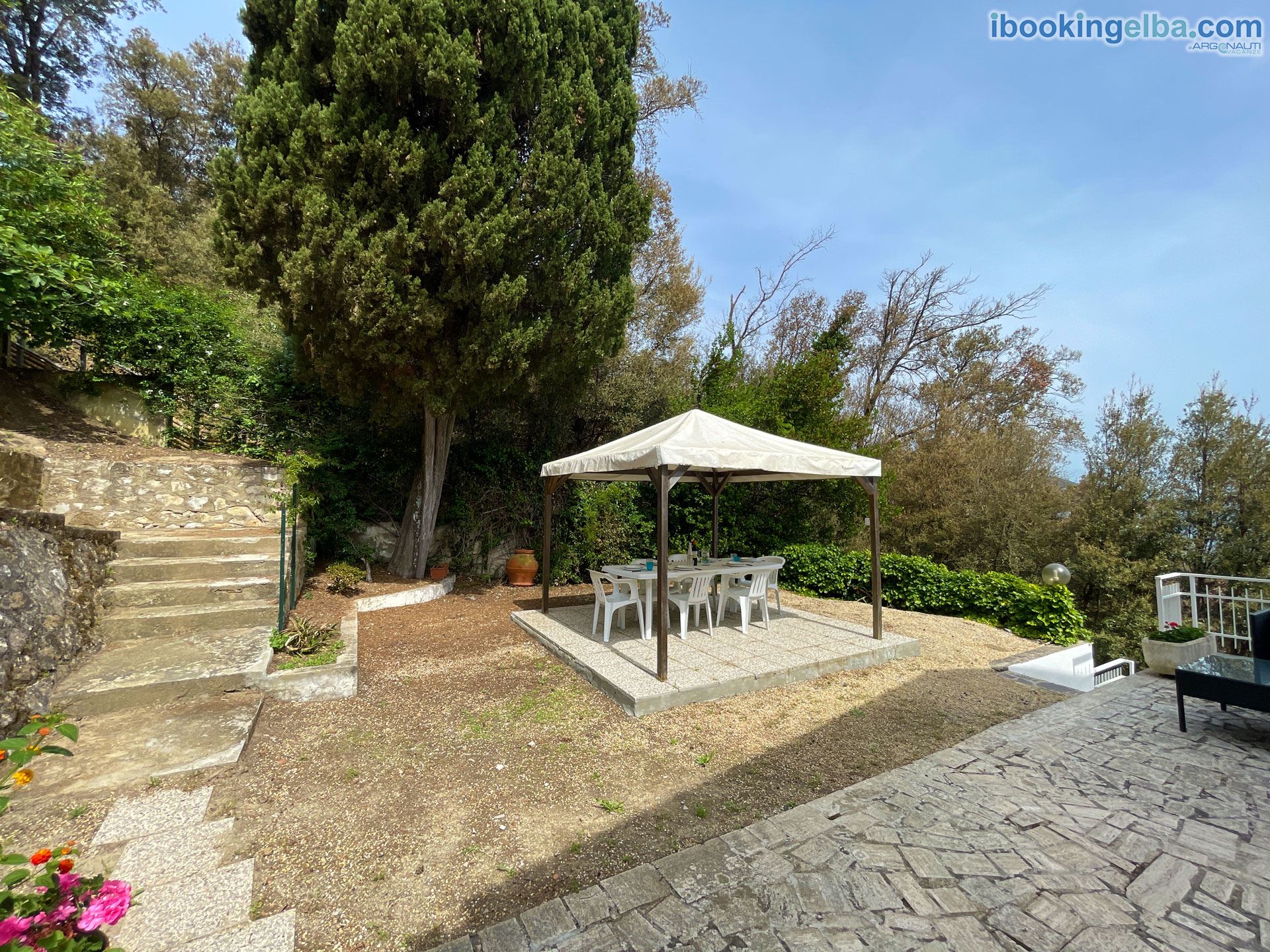 VILLA PORTICCIOLO - (primo piano) Giardino con gazebo, tavolino e sedie