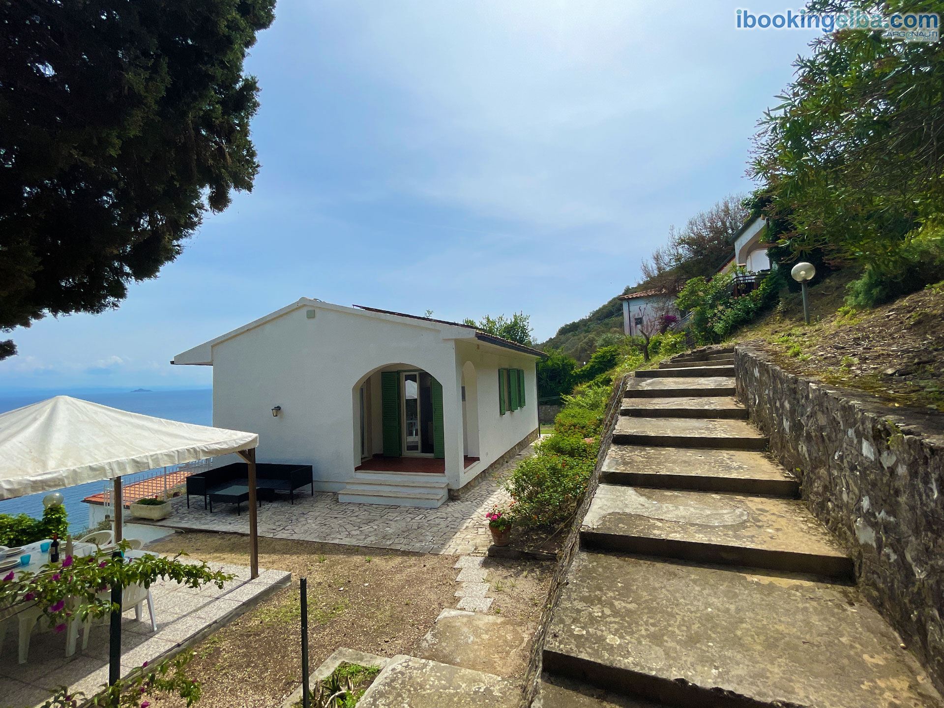 VILLA PORTICCIOLO - (primo piano) Scale che portano al cancello principale
