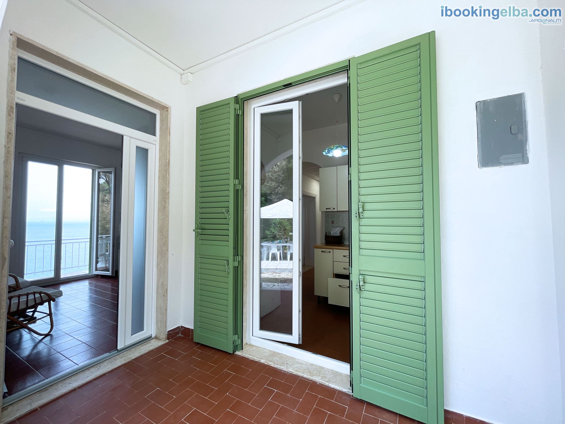 VILLA PORTICCIOLO - (primo piano) Patio con ingresso  in cucina e in soggiorno