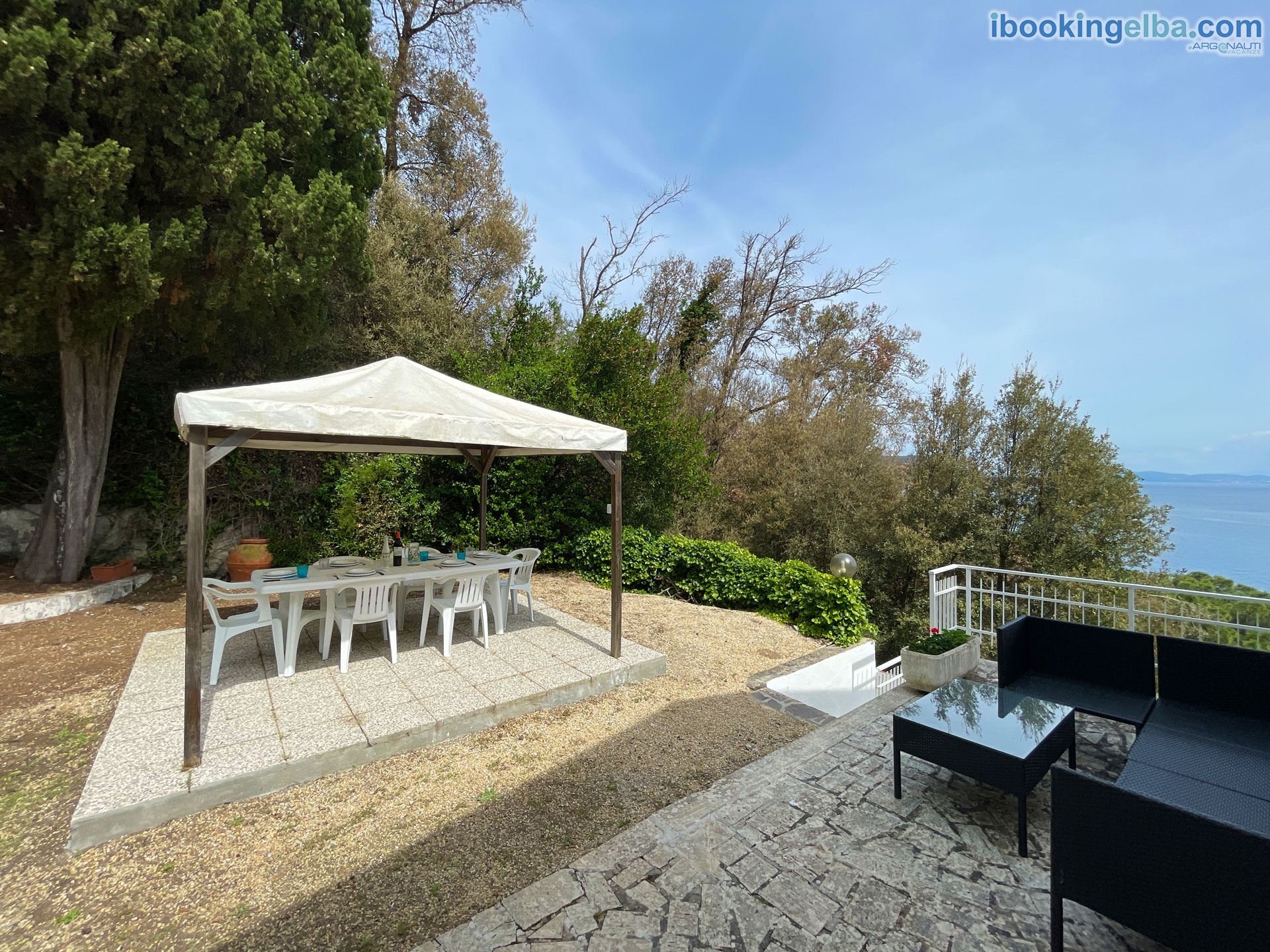 VILLA PORTICCIOLO - (primo piano) - Vista del giardino e del gazebo dal patio
