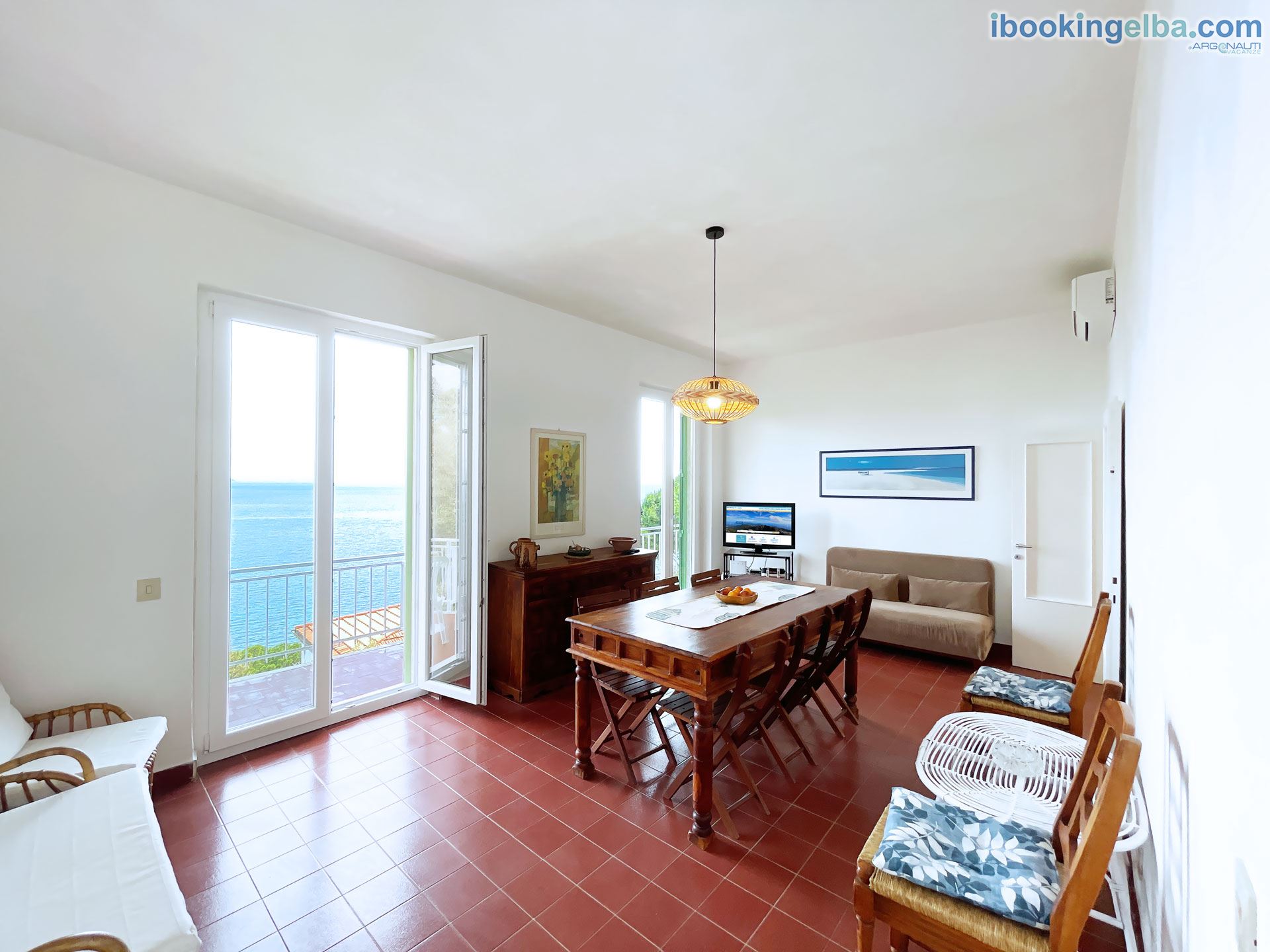 VILLA PORTICCIOLO - (primo piano) Soggiorno con zona pranzo e TV con accesso al terrazzo