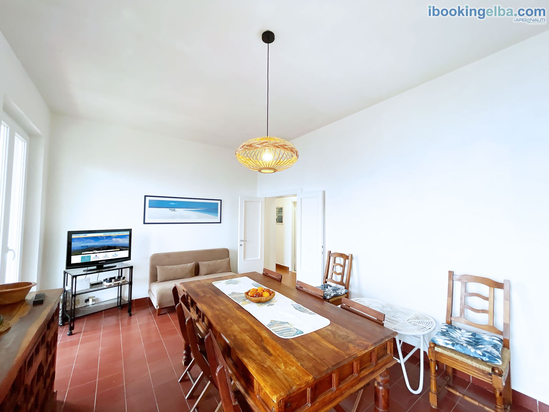 VILLA PORTICCIOLO - (primo piano) Soggiorno con zona pranzo e TV con accesso al terrazzo