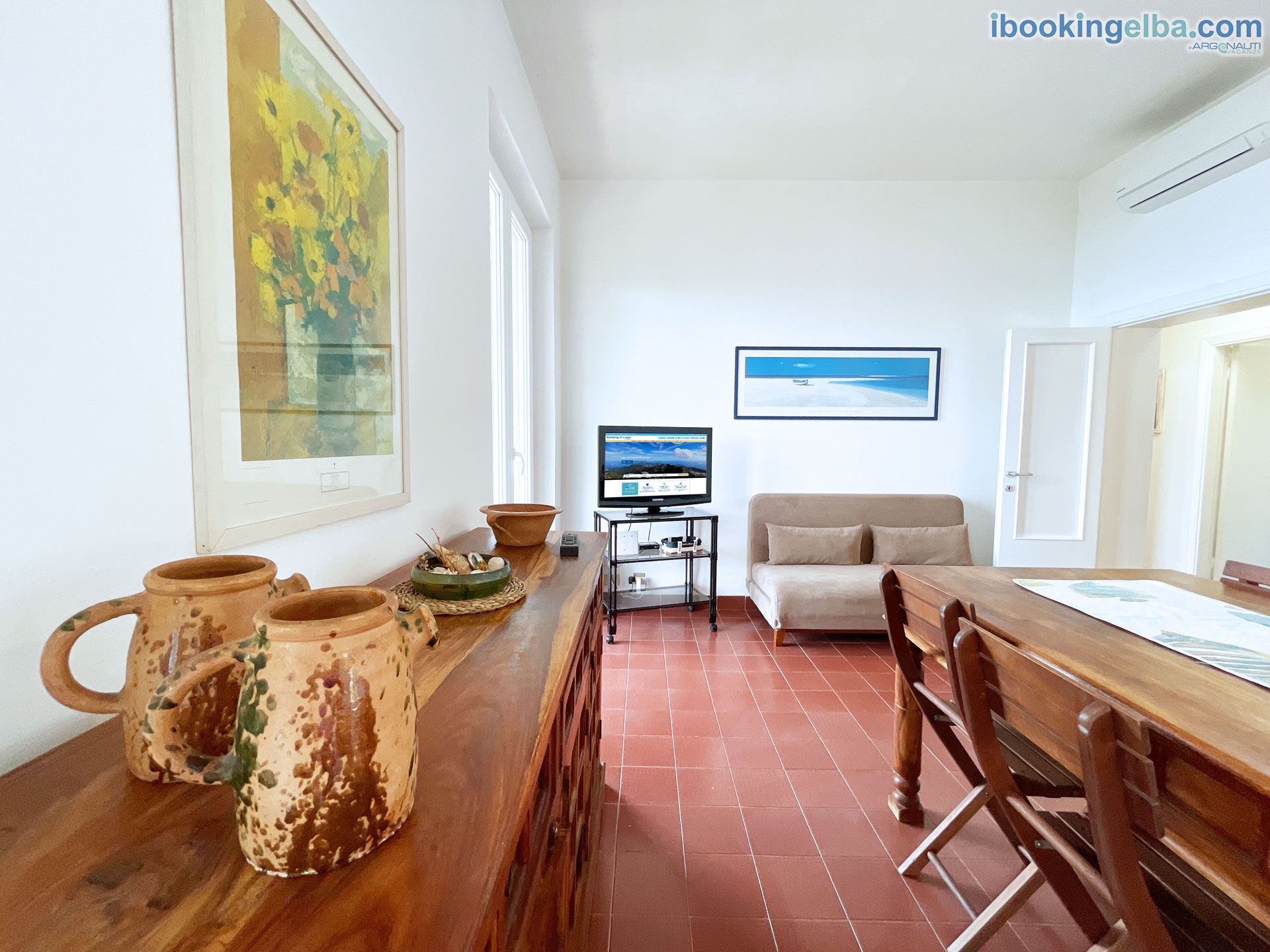 VILLA PORTICCIOLO - (primo piano) Soggiorno con zona pranzo e TV con accesso al terrazzo