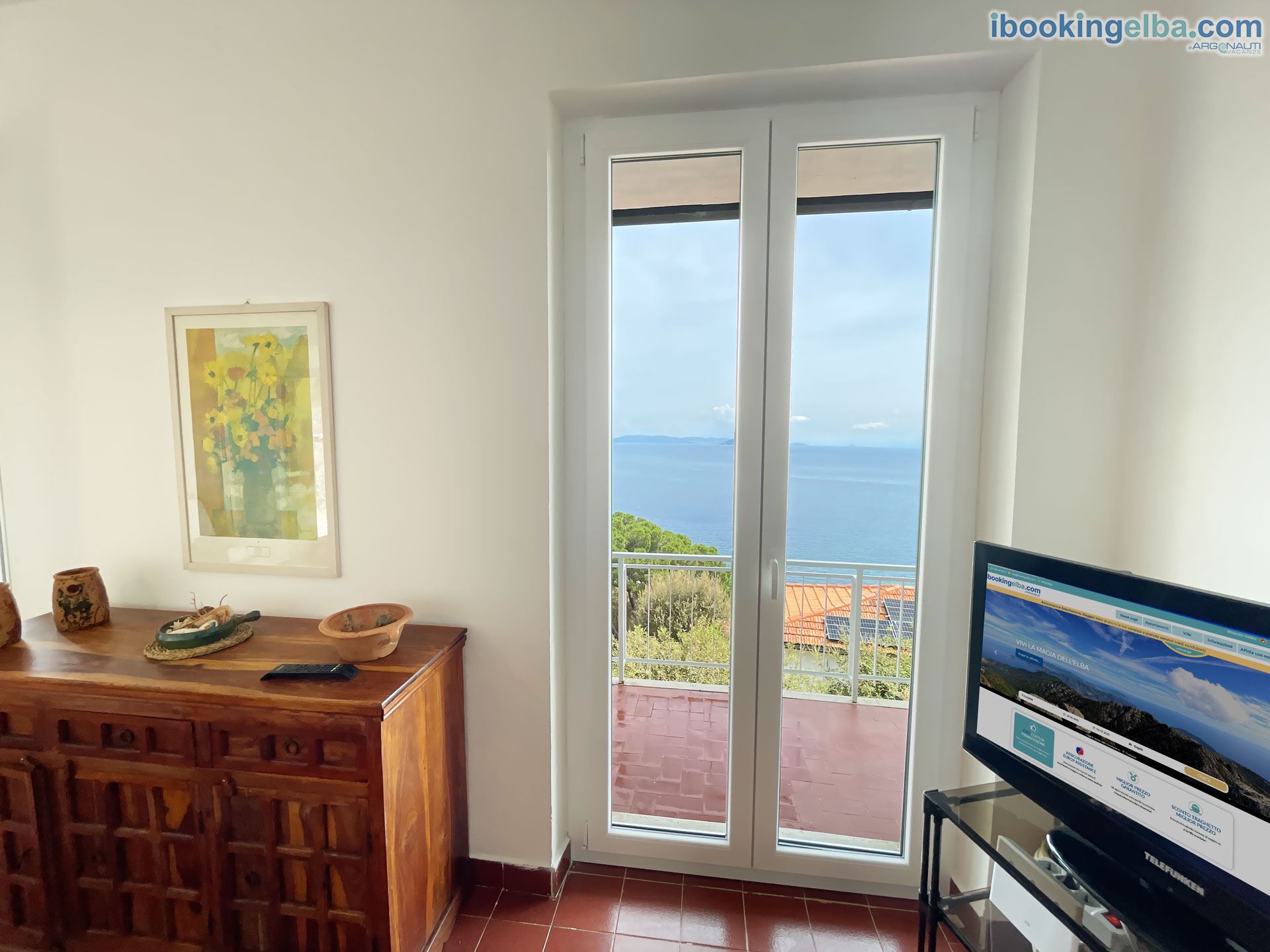 VILLA PORTICCIOLO - (primo piano) Soggiorno con zona pranzo e TV con accesso al terrazzo