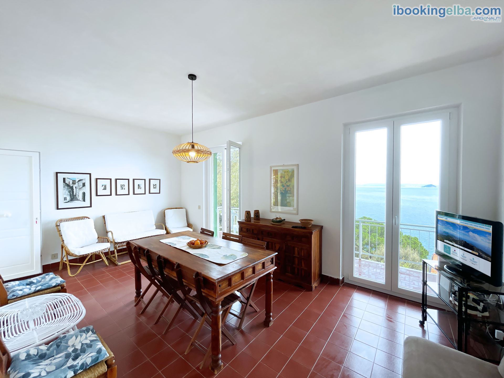 VILLA PORTICCIOLO - (primo piano) Soggiorno con zona pranzo e TV con accesso al terrazzo