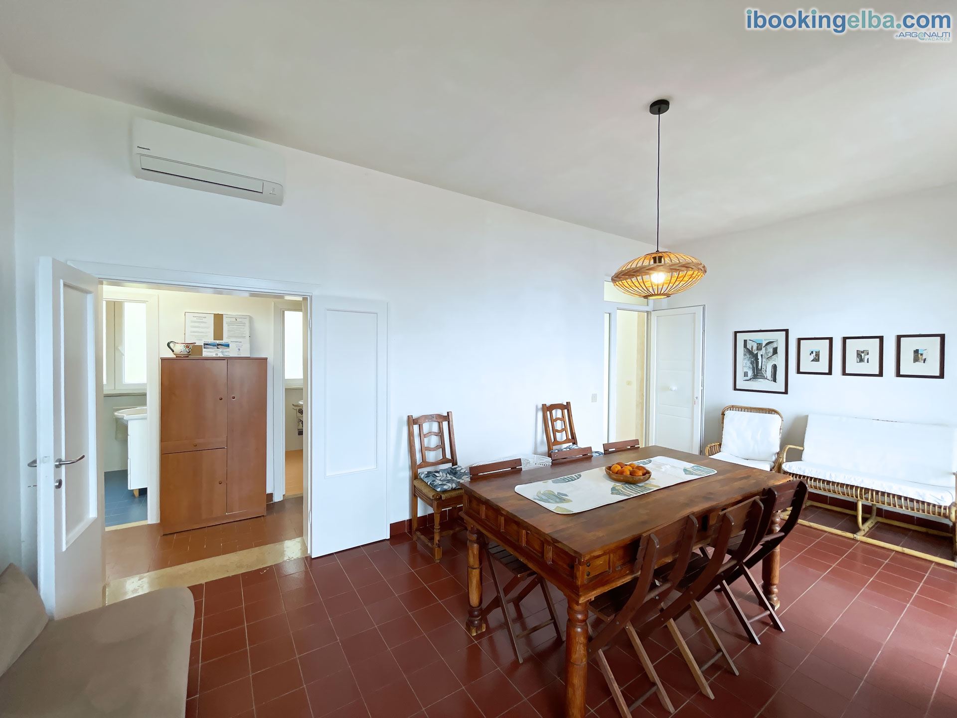 VILLA PORTICCIOLO - (primo piano) Soggiorno con zona pranzo e TV con accesso al terrazzo
