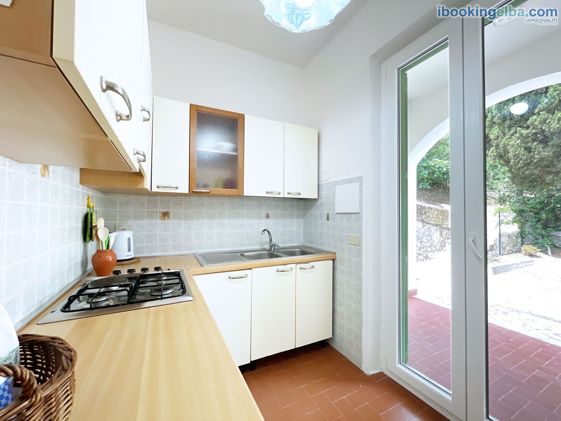 VILLA PORTICCIOLO - (primo piano) Cucina con angolo cottura