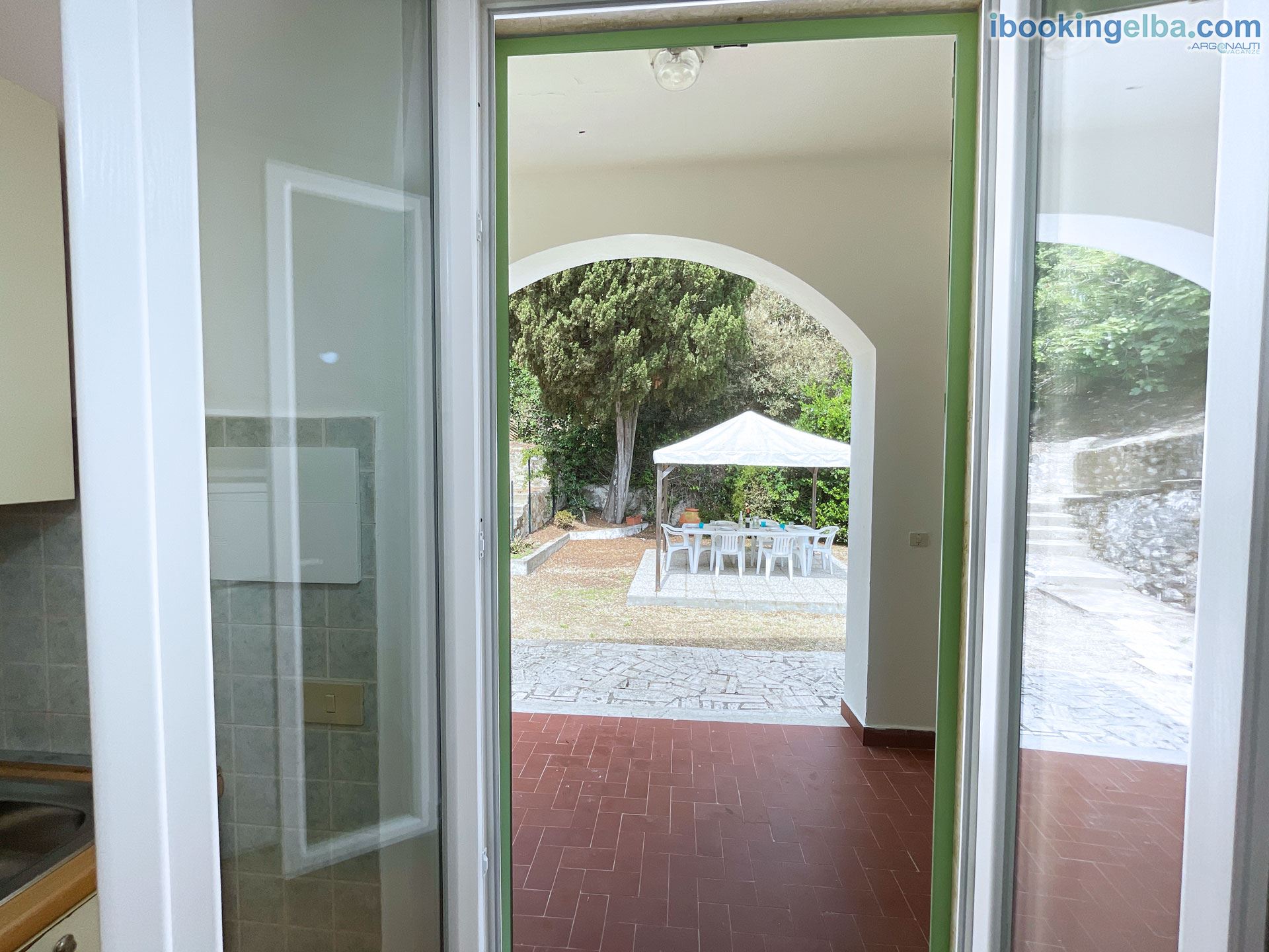 VILLA PORTICCIOLO - (primo piano) Porta a vetri sul patio e sul gazebo in giardino