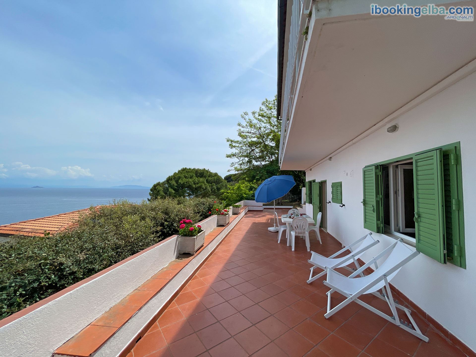 VILLA PORTICCIOLO - (piano terra) - Veranda attrezzata con tavolino, ombrelloni e sdraio