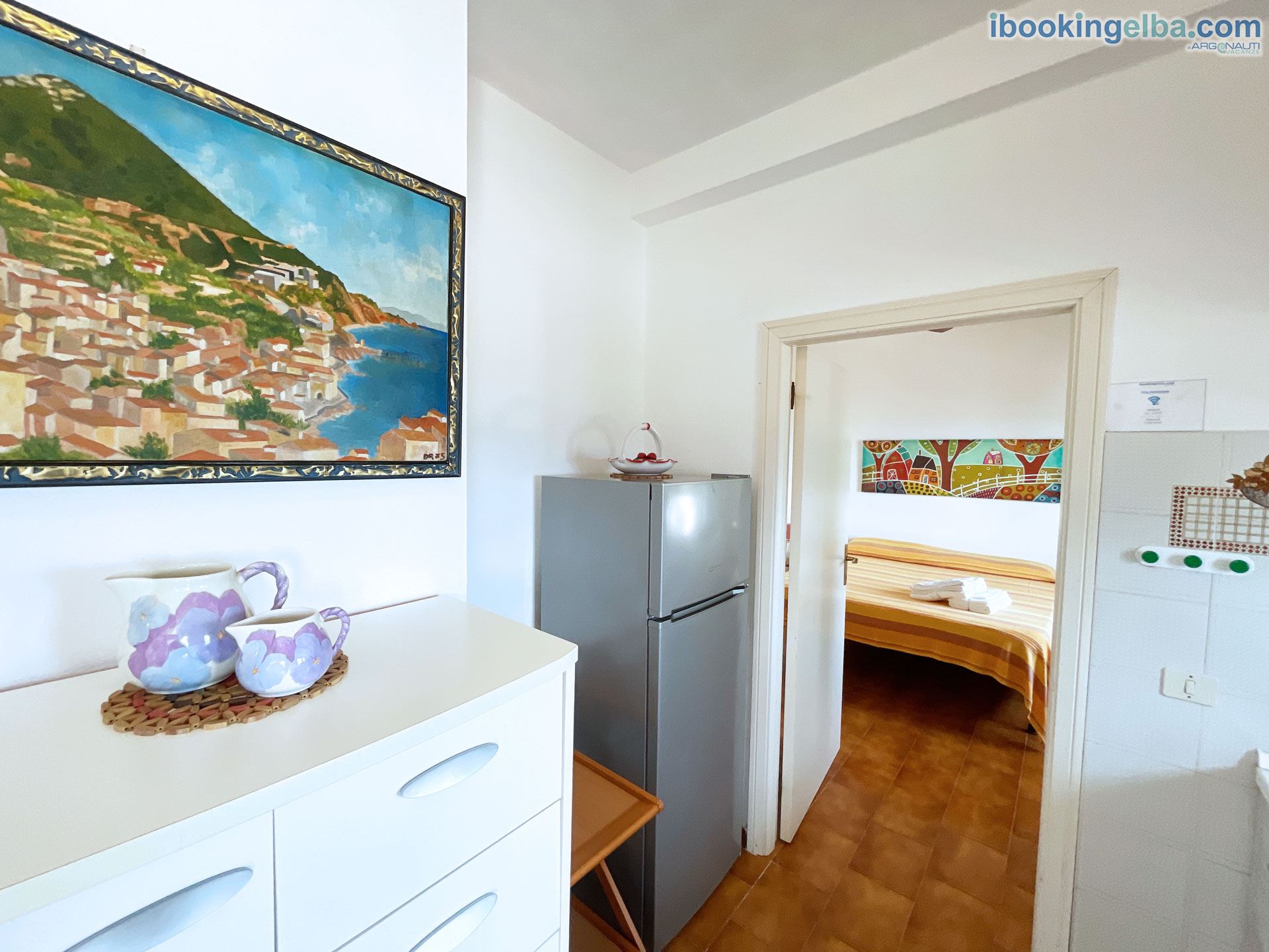 VILLA PORTICCIOLO - (piano terra) - Angolo cottura e camera matrimoniale con vista mare