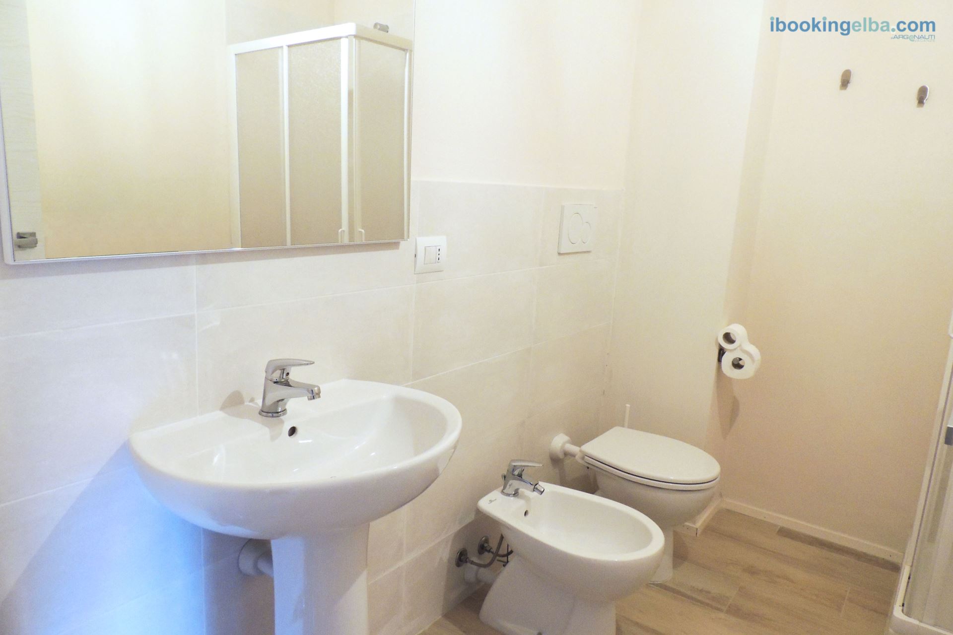 Sogno Azzurro - Quadri Deluxe (n°16) Bagno con box doccia (primo livello)