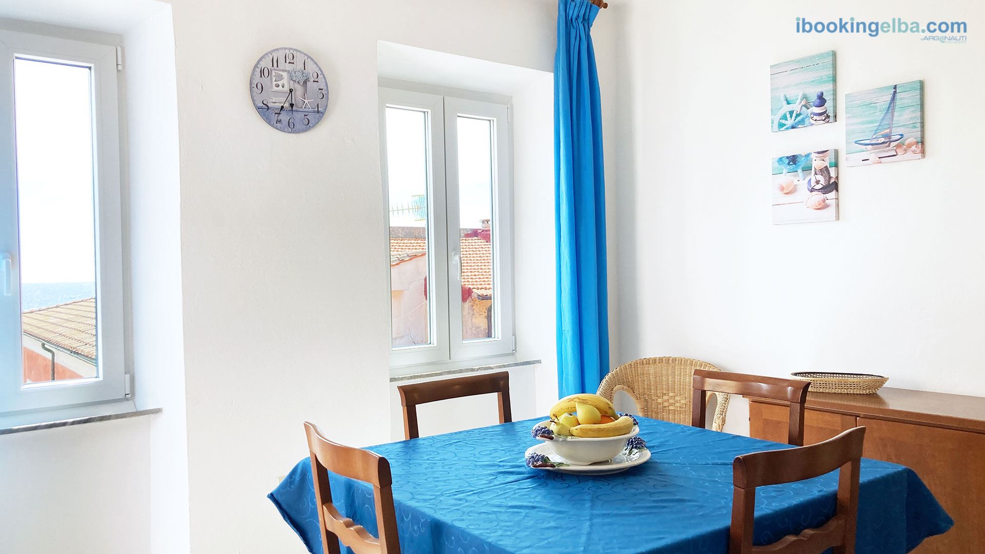 Zona giorno con tavolo da pranzo