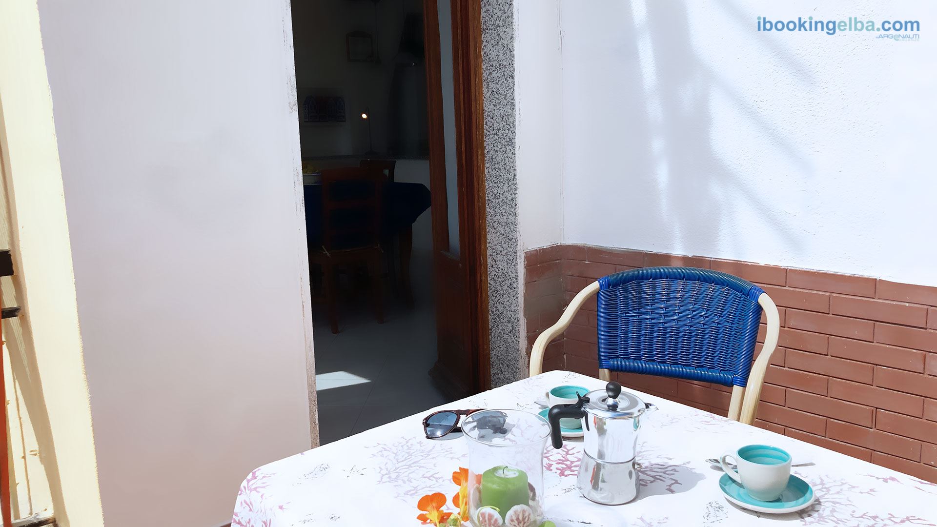 Terrazza vista mare con tavolino e sedie