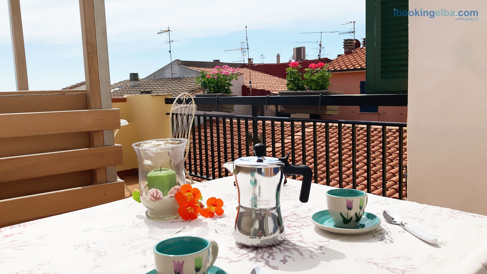 Terrazza vista mare con tavolino e sedie
