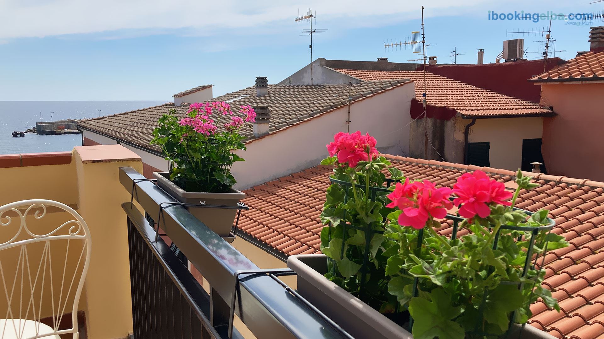 Terrazza vista mare con tavolino e sedie