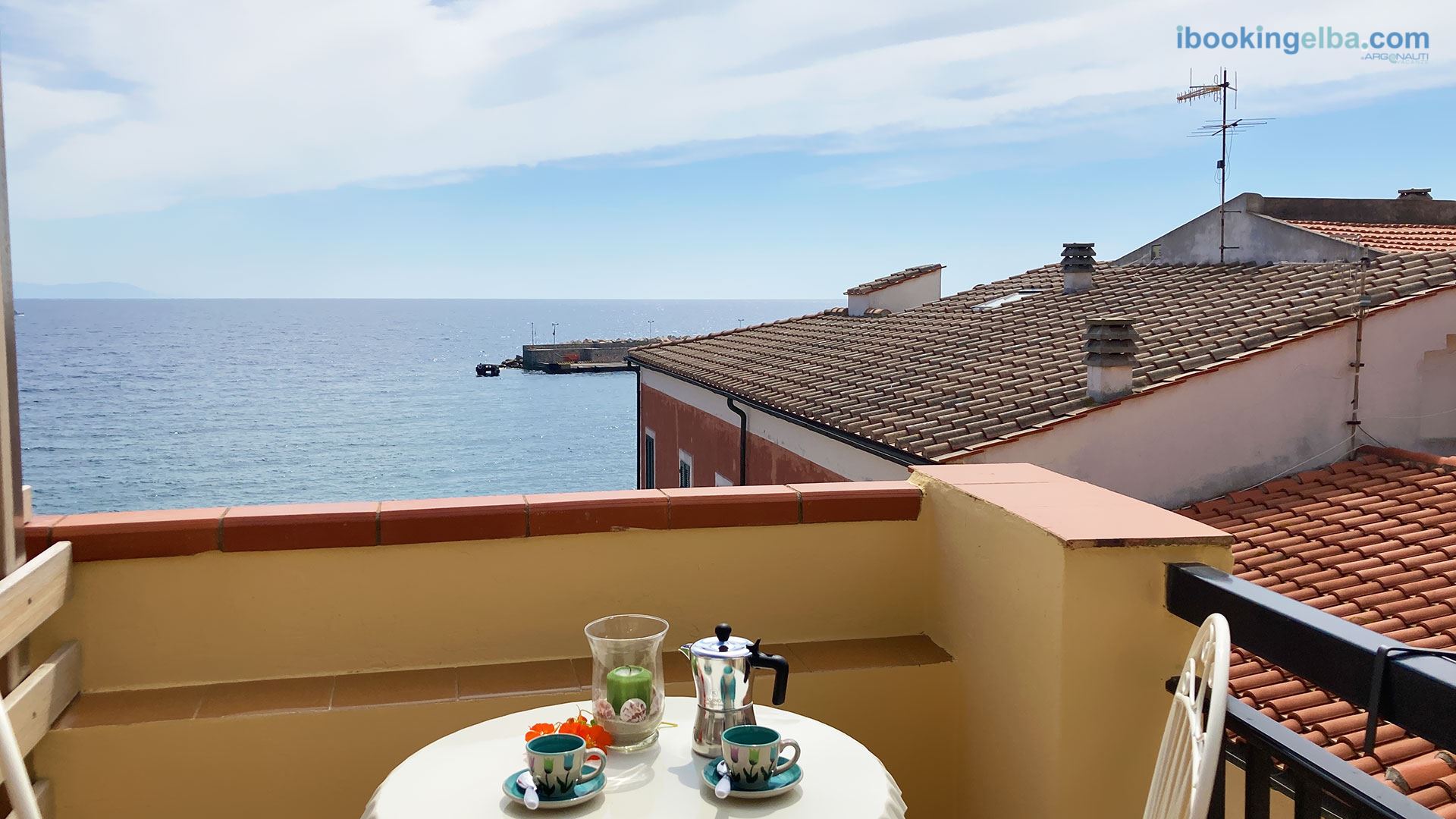 Terrazza vista mare con tavolino e sedie