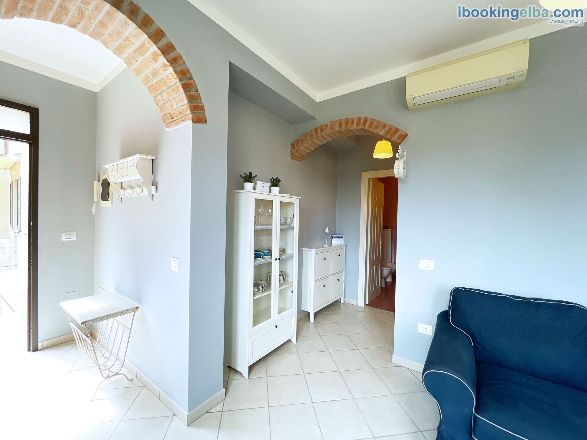 Sogno Azzurro (3) - Da Claudia - Soggiorno, vista dell'ingresso e del corridoio alla camera e al bagno