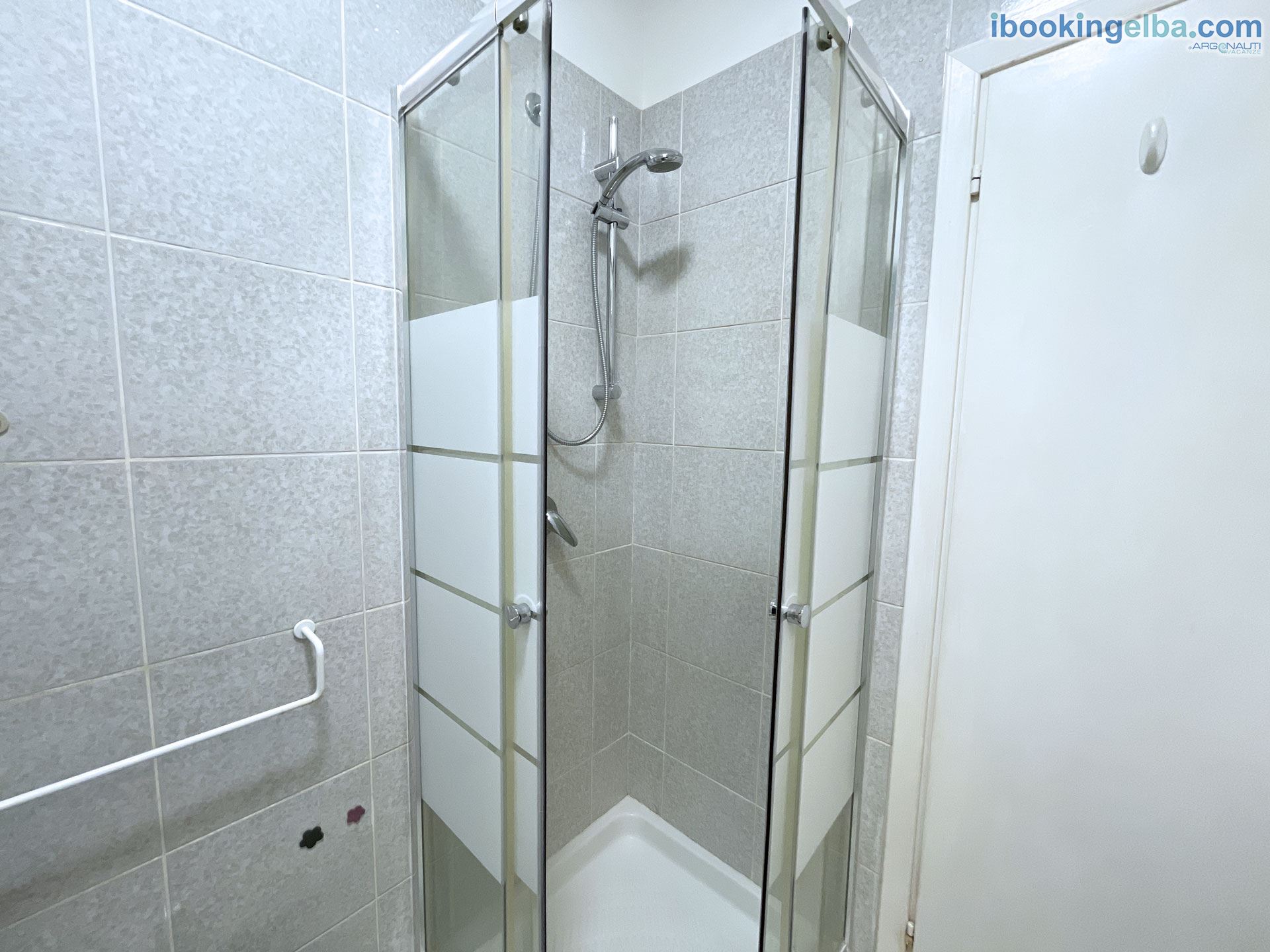 Sunset House - (Primo Piano) Bagno con box doccia