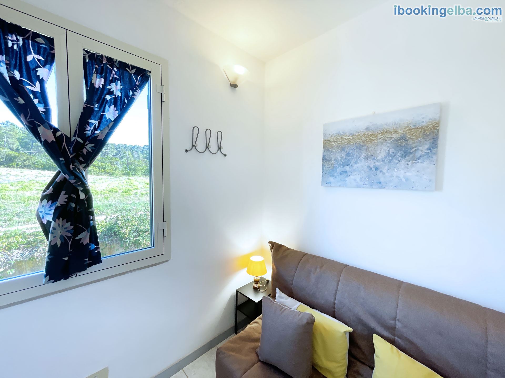 Sunset House - (Primo Piano) Piccolo spazio vicino all'ingresso con divano letto alla francese